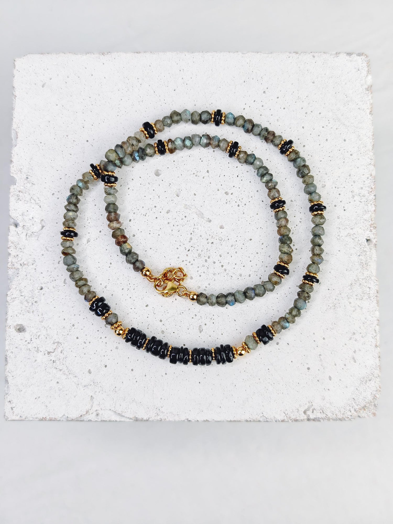 Labradorit Perlenkette mit 18K vergoldete Perlen, Perlen Choker, Perlenhalskette aus Labradorit und Onyx schwarz