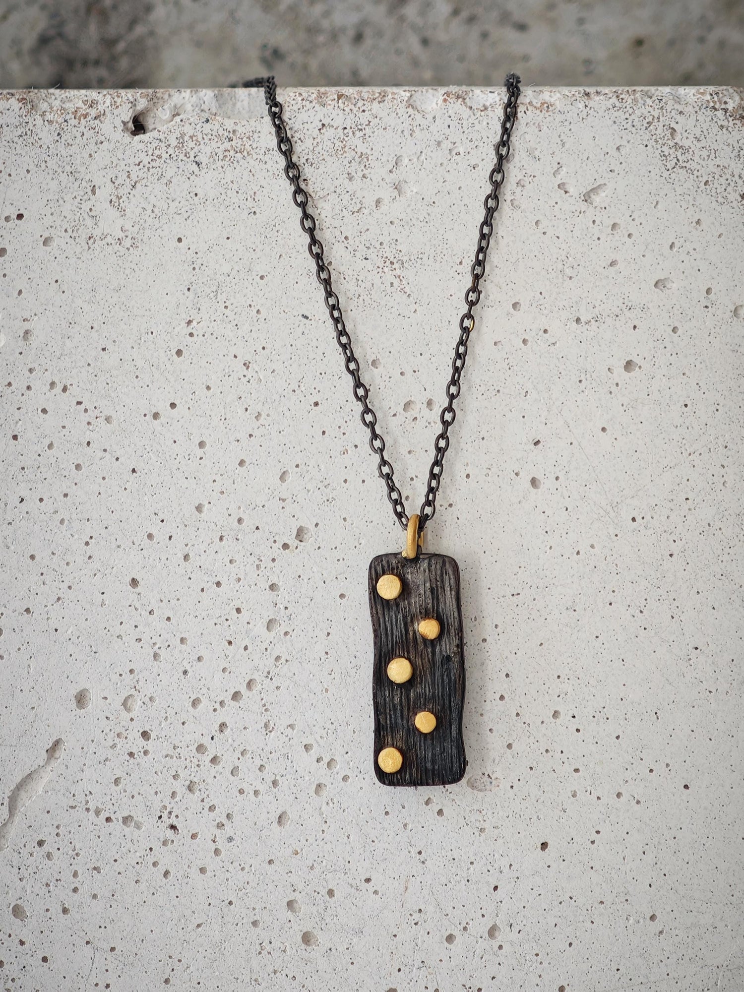 Minimalist black rhodium-plated chain made of 925 silver with 18K gold-plated dots, Domino stone chain, elegant understatement