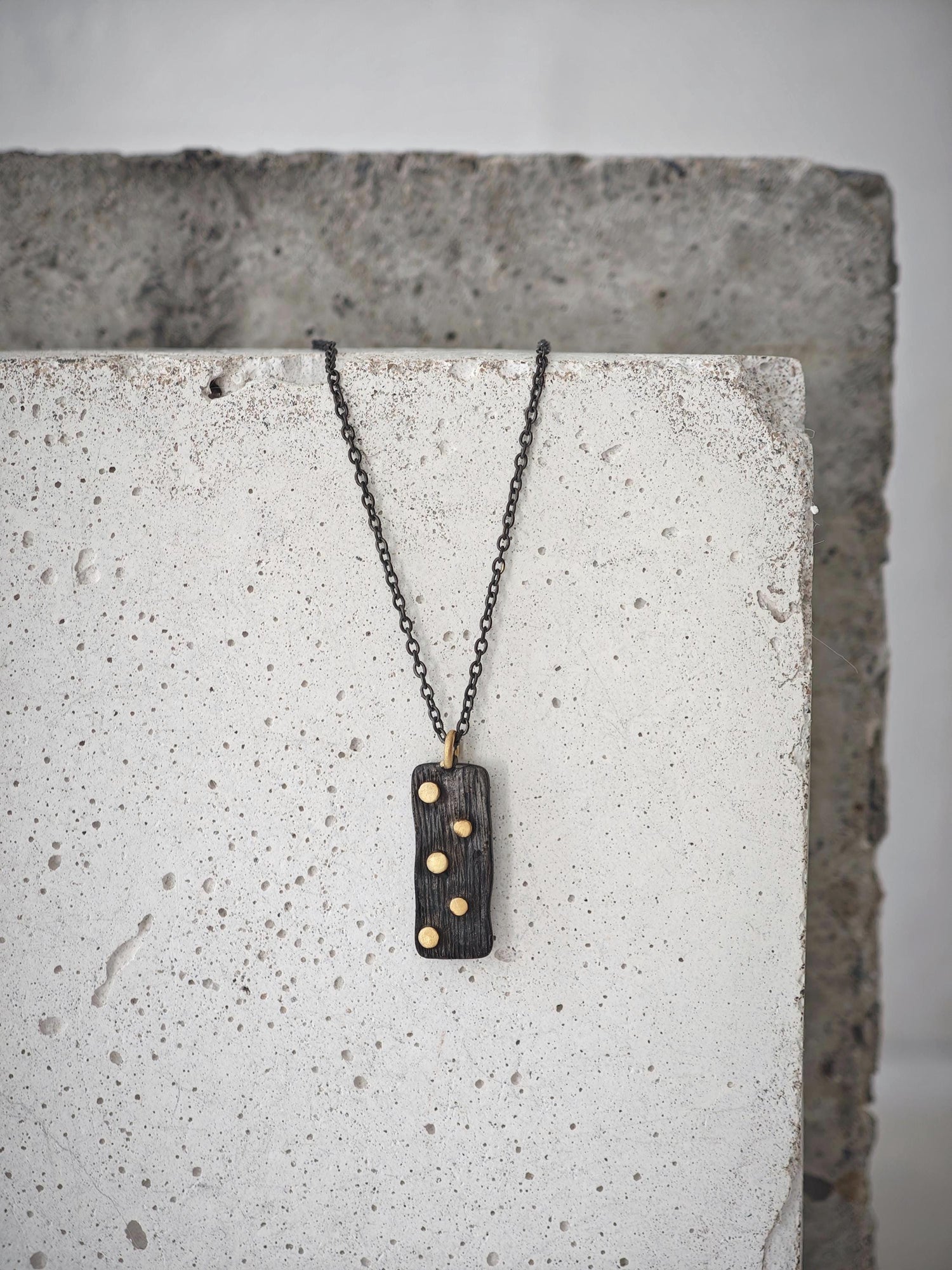 Minimalist black rhodium-plated chain made of 925 silver with 18K gold-plated dots, Domino stone chain, elegant understatement