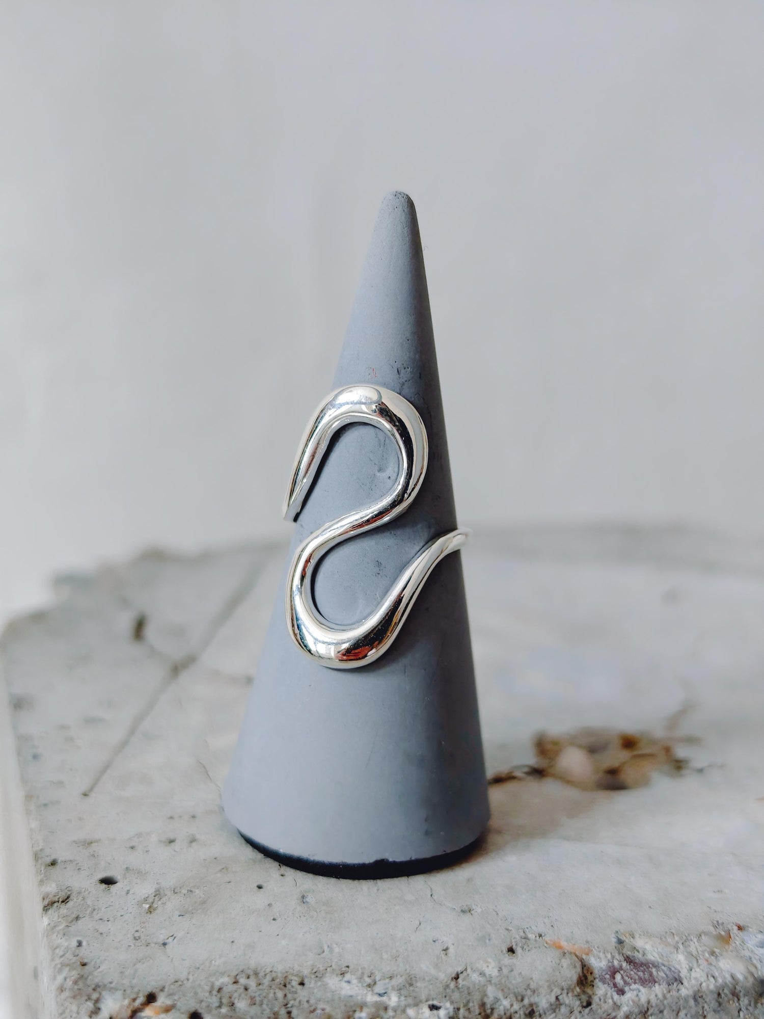 Organic minimalist wave ring made of 925 silver, handmade