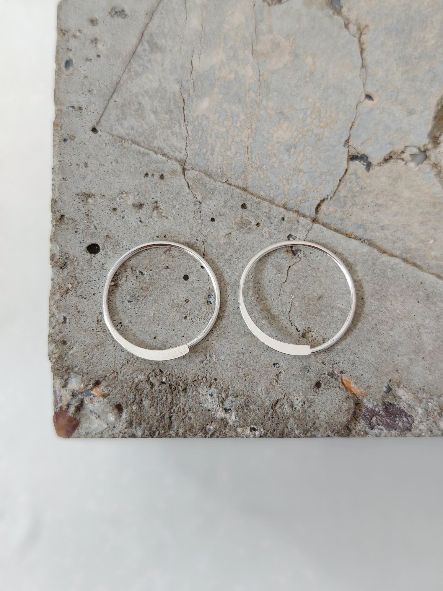 Open mini flat hoop earrings made of 925 silver, minimalist small earrings