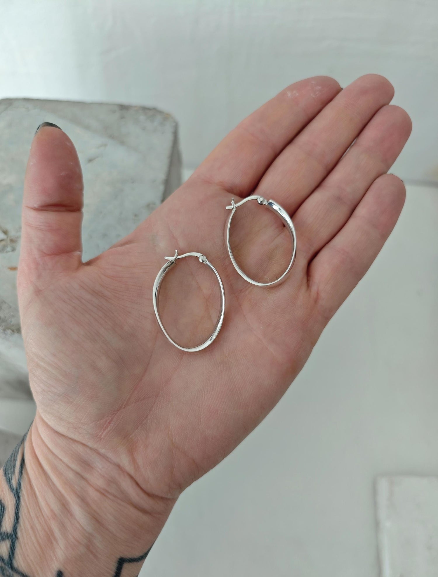 Flat oval twisted hoop earrings made of 925 silver, wide curved and twisted earrings