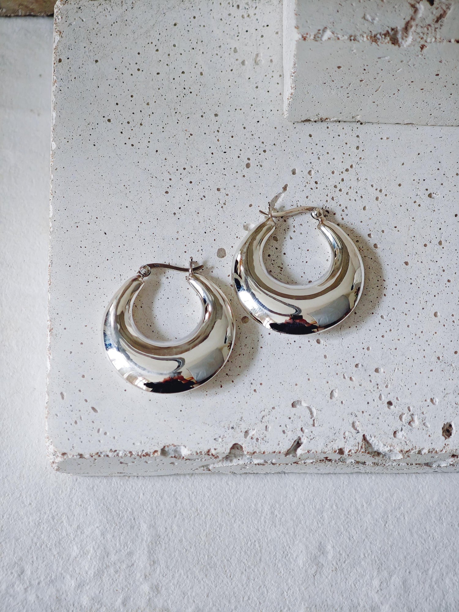 Chunky half moon hoop earrings made of 925 silver, minimalist statement earrings 30mm