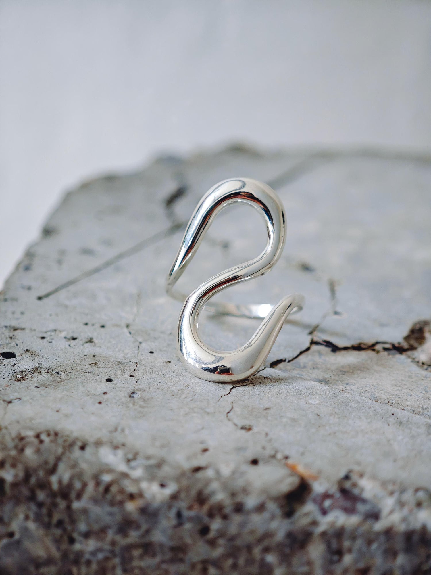 Organic minimalist wave ring made of 925 silver, handmade