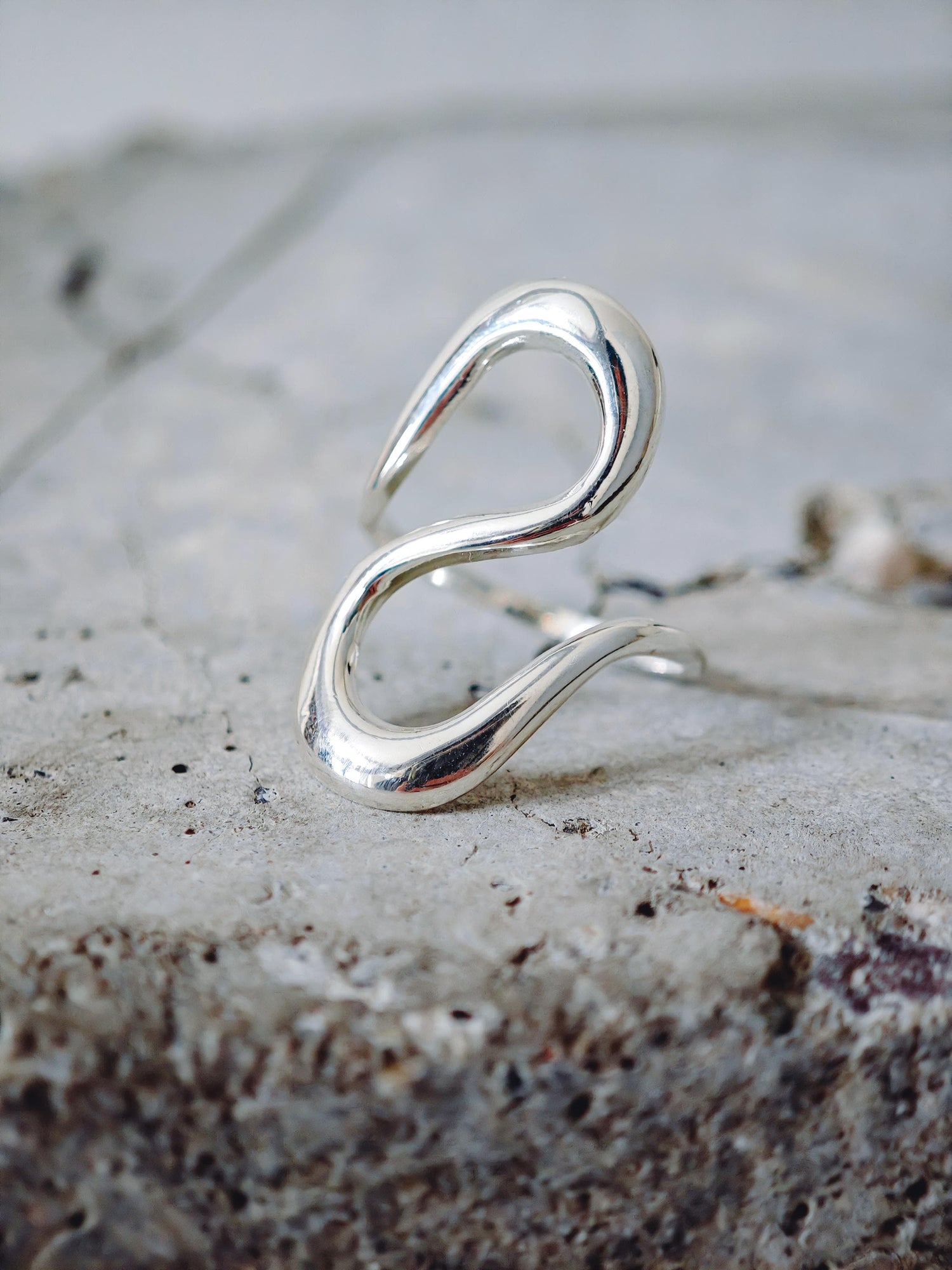 Organic minimalist wave ring made of 925 silver, handmade