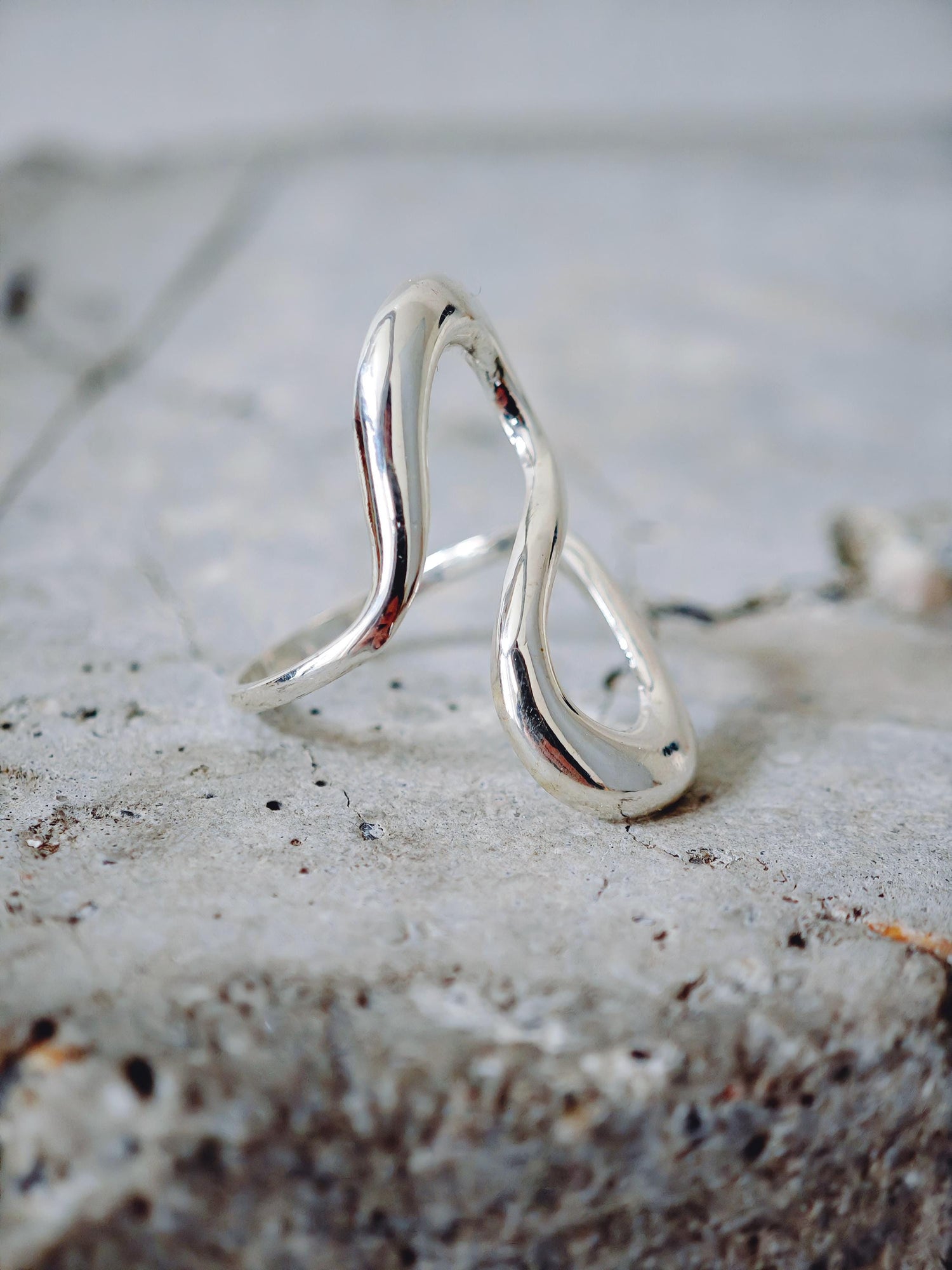 Organic minimalist wave ring made of 925 silver, handmade