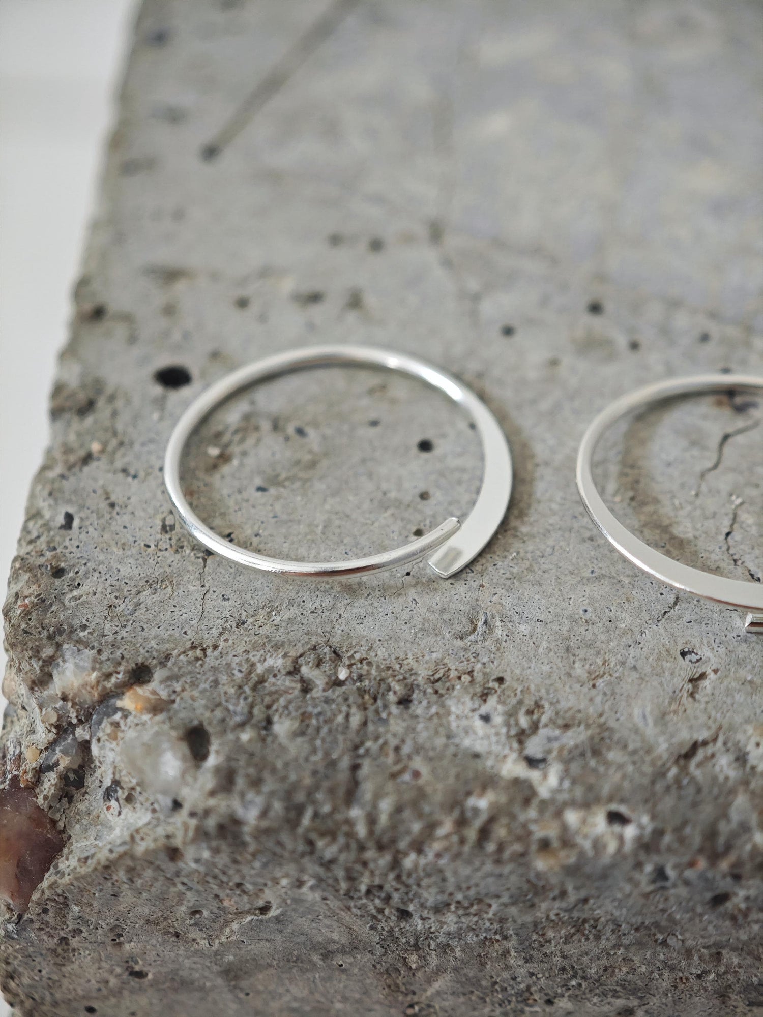 Open mini flat hoop earrings made of 925 silver, minimalist small earrings