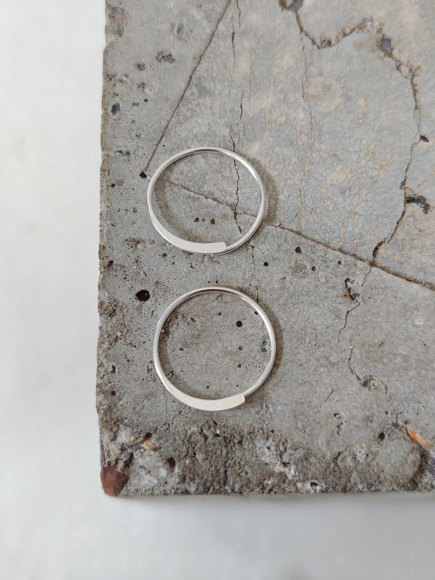 Open mini flat hoop earrings made of 925 silver, minimalist small earrings