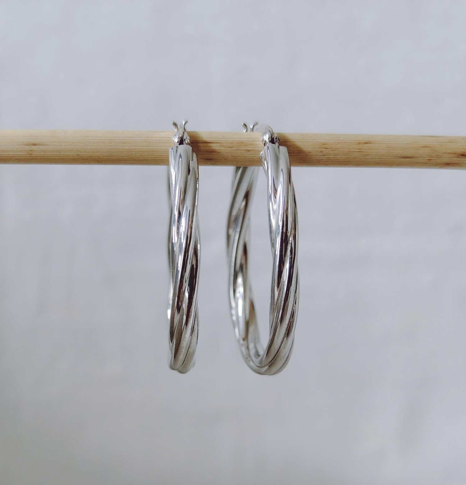Twisted Creolen aus 925 Silber - Handgefertigte Hoops - gedrehtes Design - elegante Silber Ohrringe - minimalistischer Schmuck