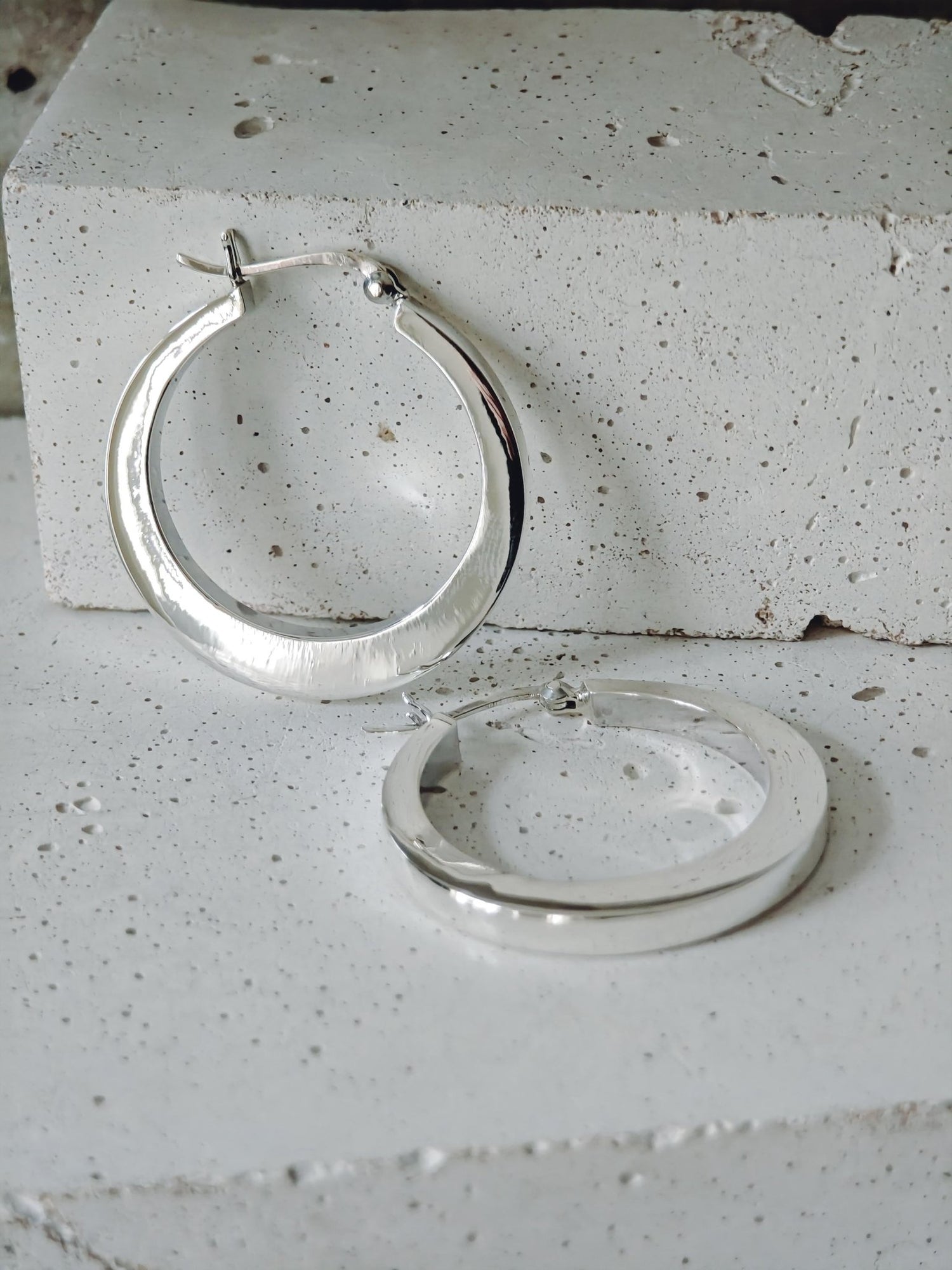 Medium Chunky Creolen 35mm aus 925 Silber, Breite Statement Hoops, handgefertigte Ohrringe - CocosyBerlin