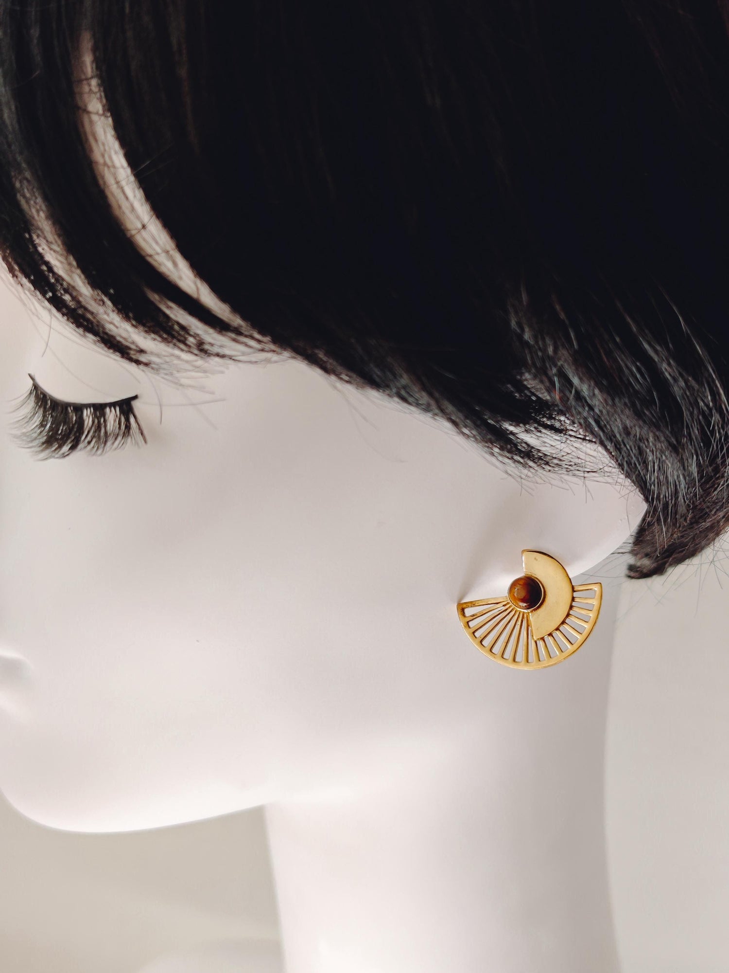 Goldene Boho Ohrringe mit Edelstein -  von Hand gefertigte kleinel Sonnenstrahlen Ohrstecker mit Tigerauge , Mondstein . Schwarzer Onyx