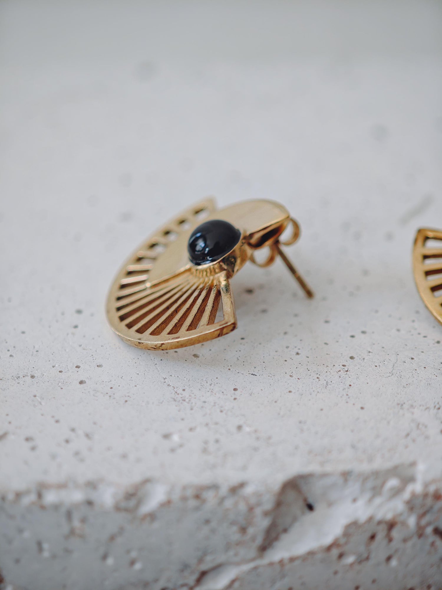 Goldene Boho Ohrringe mit Edelstein -  von Hand gefertigte kleinel Sonnenstrahlen Ohrstecker mit Tigerauge , Mondstein . Schwarzer Onyx