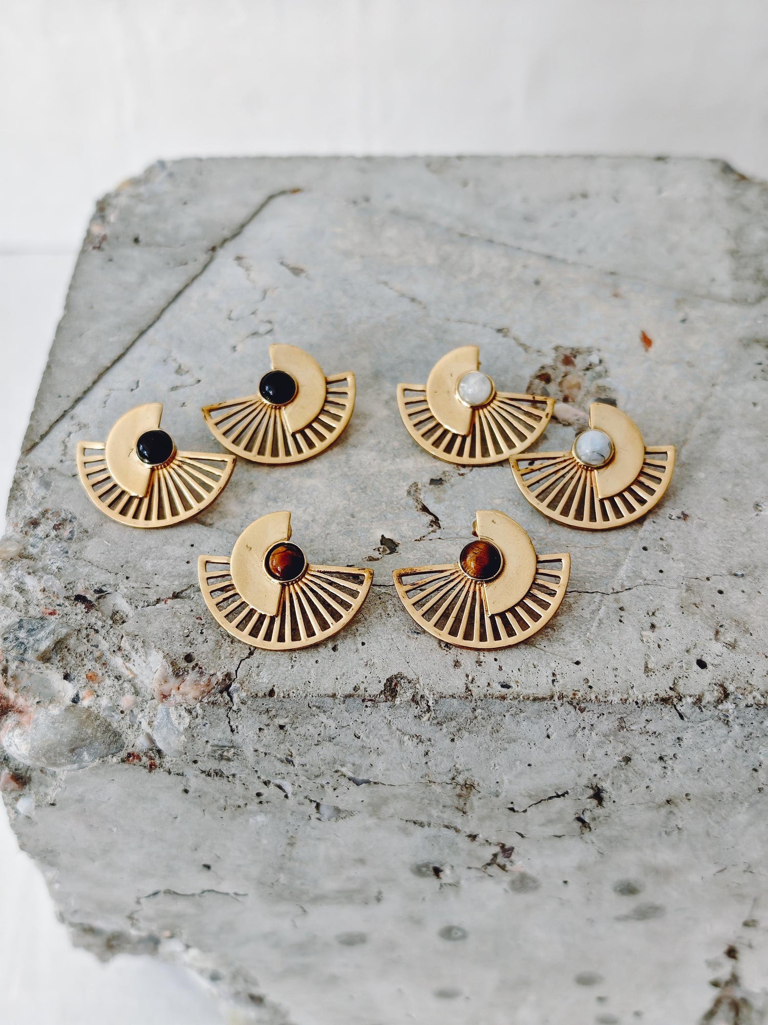 Goldene Boho Ohrringe mit Edelstein -  von Hand gefertigte kleinel Sonnenstrahlen Ohrstecker mit Tigerauge , Mondstein . Schwarzer Onyx