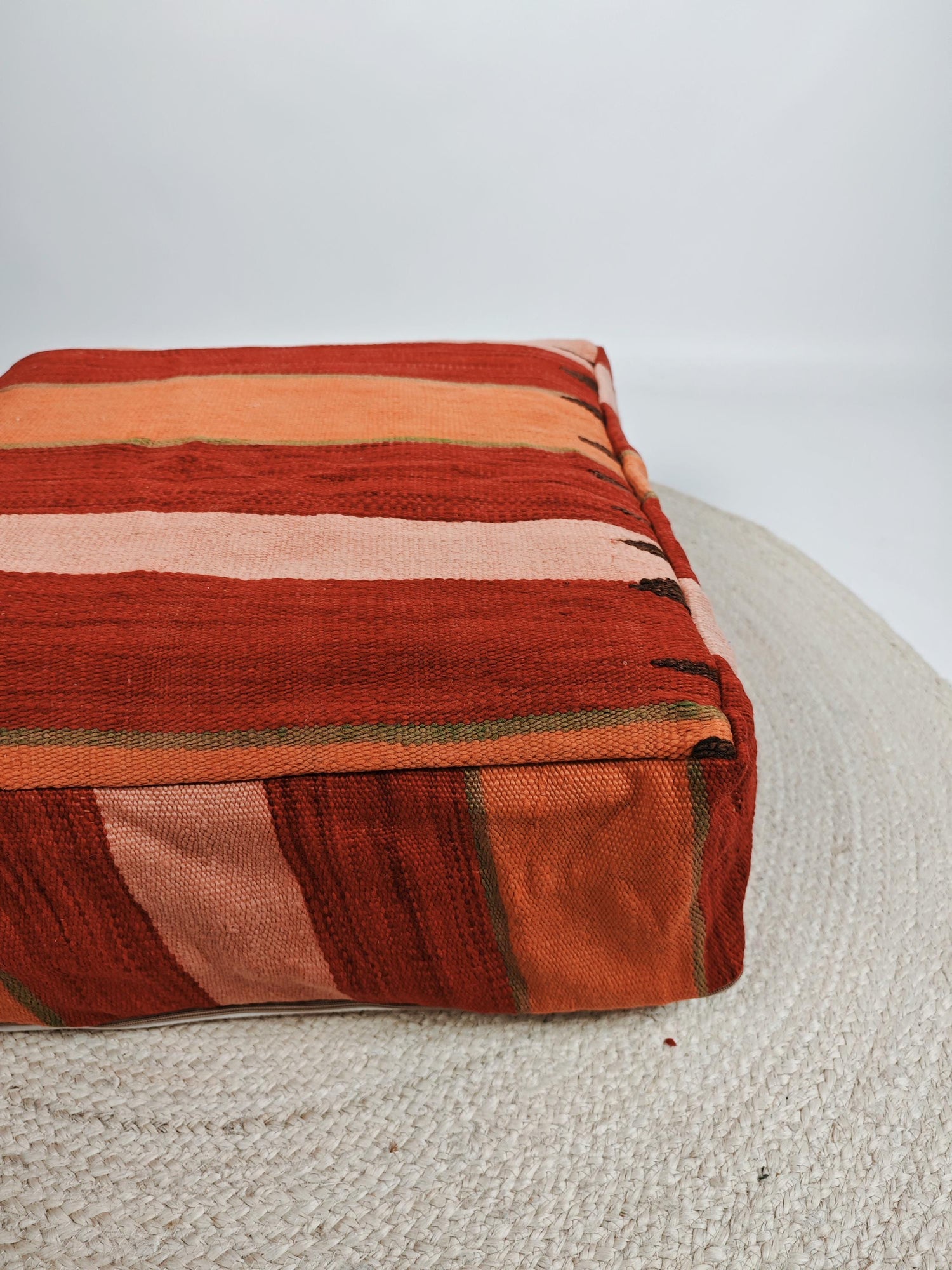 Marokkanischer Pouf, Berber Bodenkissen bunt, Boho Sitzkissen aus Wolle Rosa und Orange, Vintage Kelim Bodenkissen