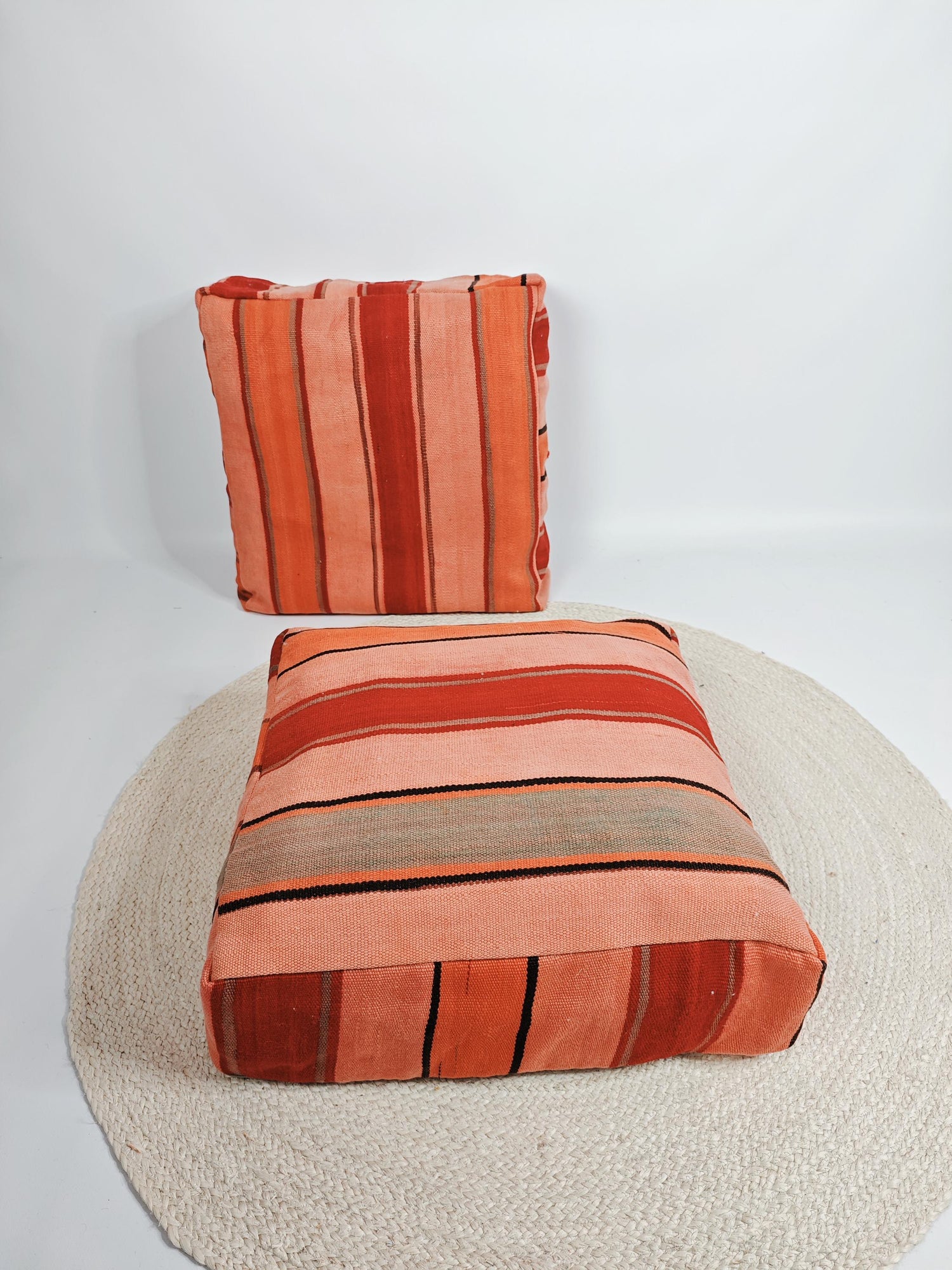 Marokkanischer Pouf mit Streifen Muster, Berber Bodenkissen bunt, Boho Sitzkissen aus Wolle Rosa und Orange, Vintage Kelim Bodenkissen