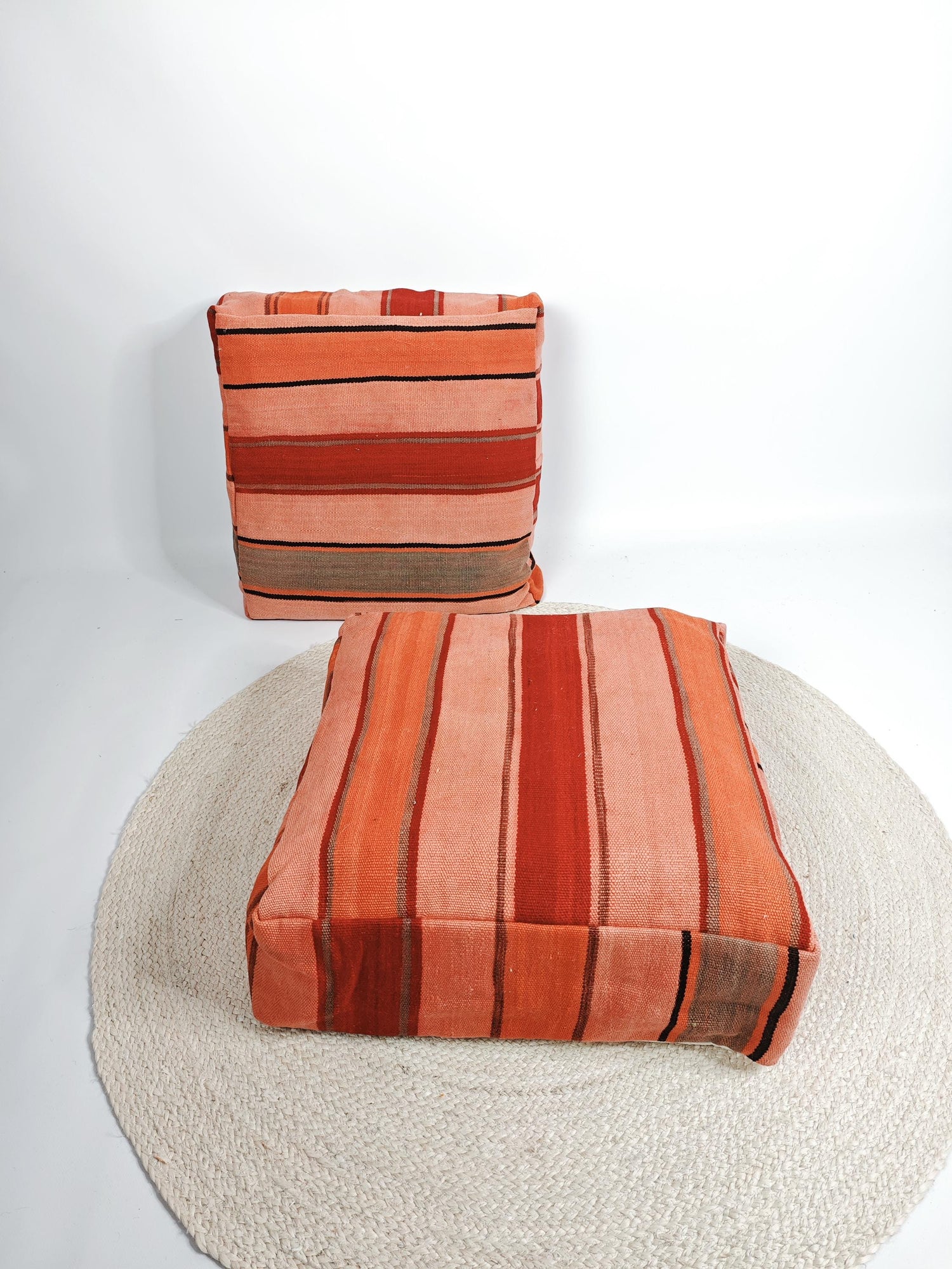 Marokkanischer Pouf mit Streifen Muster, Berber Bodenkissen bunt, Boho Sitzkissen aus Wolle Rosa und Orange, Vintage Kelim Bodenkissen