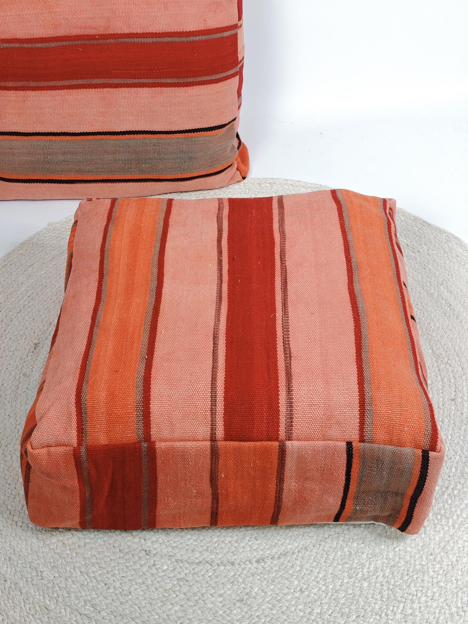 Marokkanischer Pouf mit Streifen Muster, Berber Bodenkissen bunt, Boho Sitzkissen aus Wolle Rosa und Orange, Vintage Kelim Bodenkissen