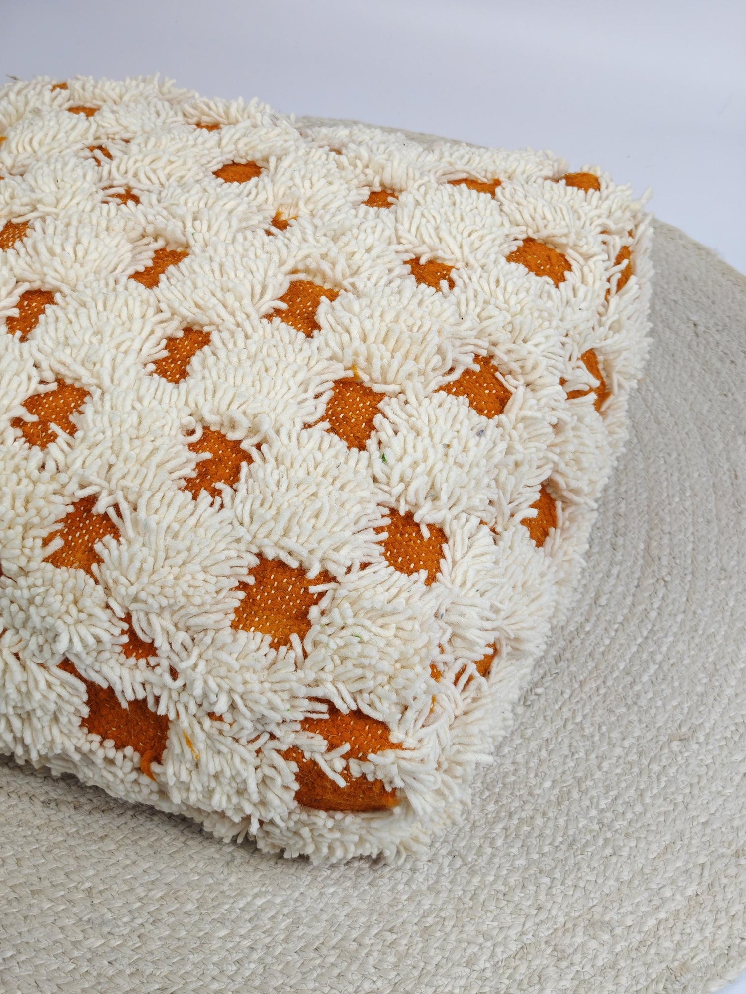 Marokkanischer Pouf, Berber Bodenkissen, Boho Sitzkissen aus Wolle Schachbrettmuster Creme und Orange, Beni Ourain Sitzkissen kariert