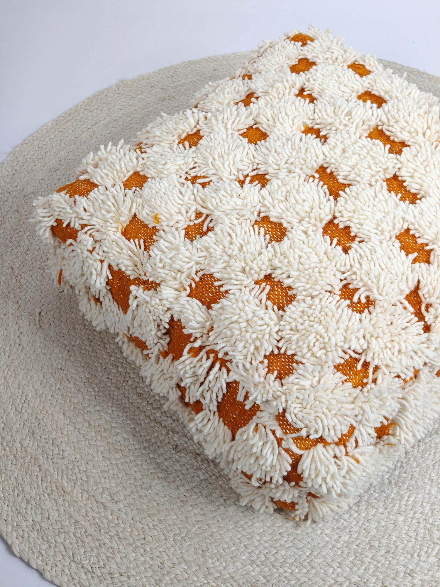 Marokkanischer Pouf, Berber Bodenkissen, Boho Sitzkissen aus Wolle Schachbrettmuster Creme und Orange, Beni Ourain Sitzkissen kariert