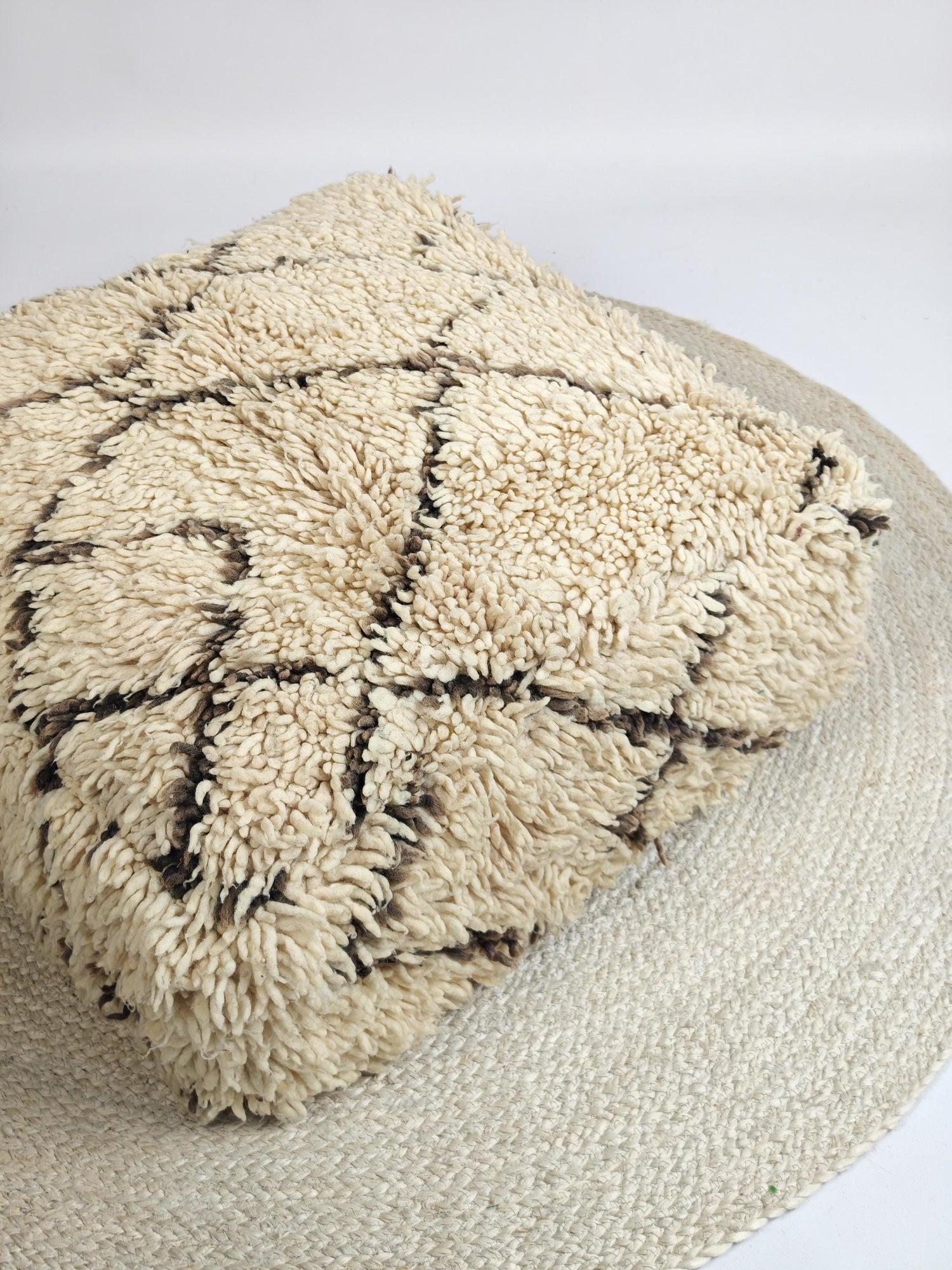 Marokkanischer Beni Ourain Pouf, Berber Bodenkissen, Boho Sitzkissen aus Wolle creme und braun, Vintage Kissen