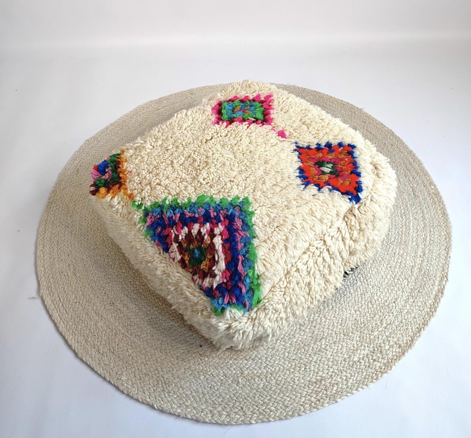 Marokkanischer Beni Ourain Pouf, Berber Bodenkissen geometrische Muster, Boho Sitzkissen aus Wolle bunt regenbogen, Vintage