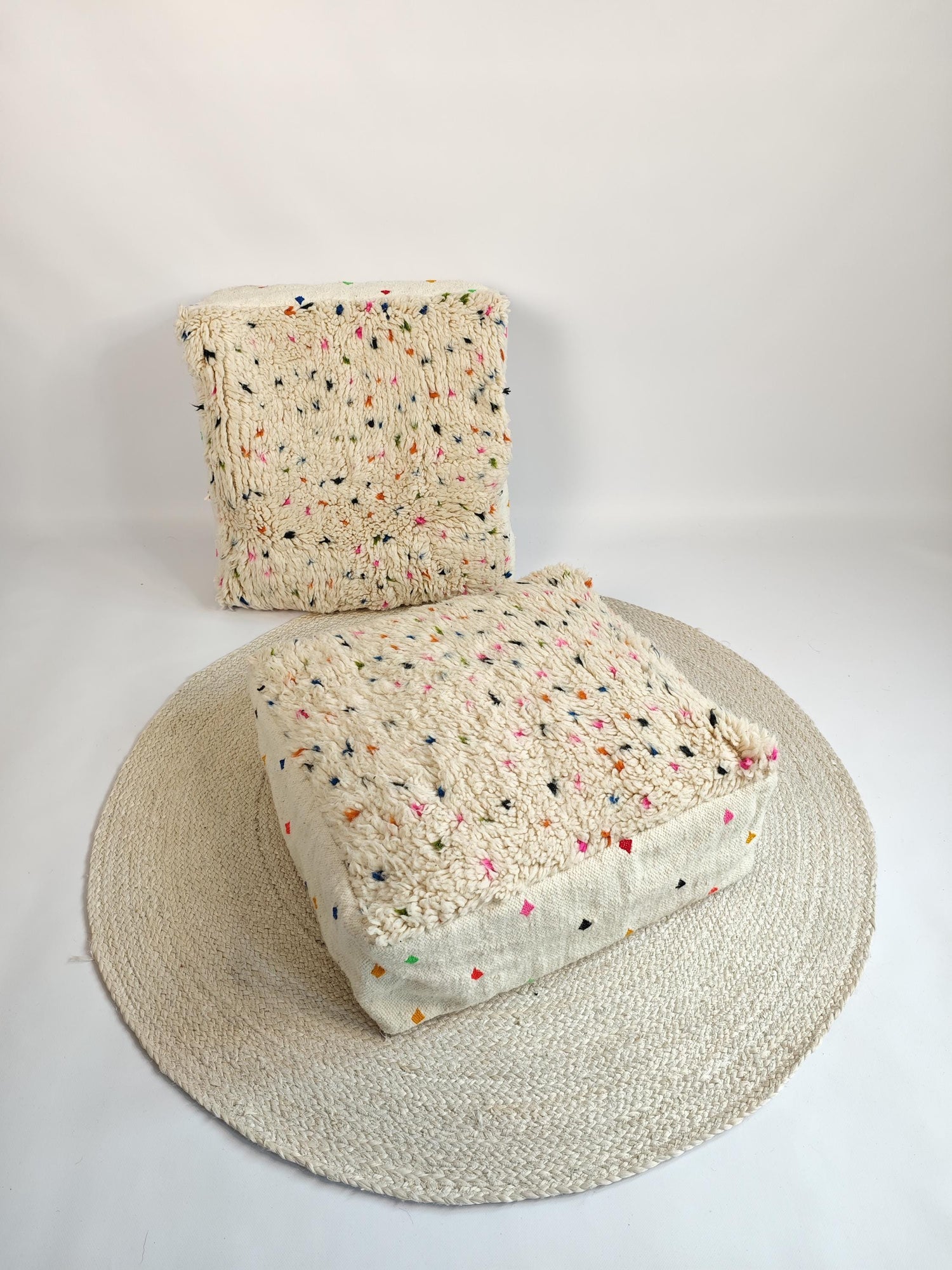 Marokkanischer Beni Ourain Pouf, Berber Bodenkissen, kleine Punkte, Boho Sitzkissen aus Wolle bunt regenbogen, Vintage