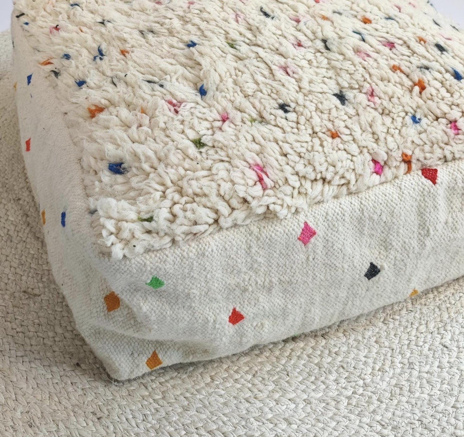 Marokkanischer Beni Ourain Pouf, Berber Bodenkissen, kleine Punkte, Boho Sitzkissen aus Wolle bunt regenbogen, Vintage