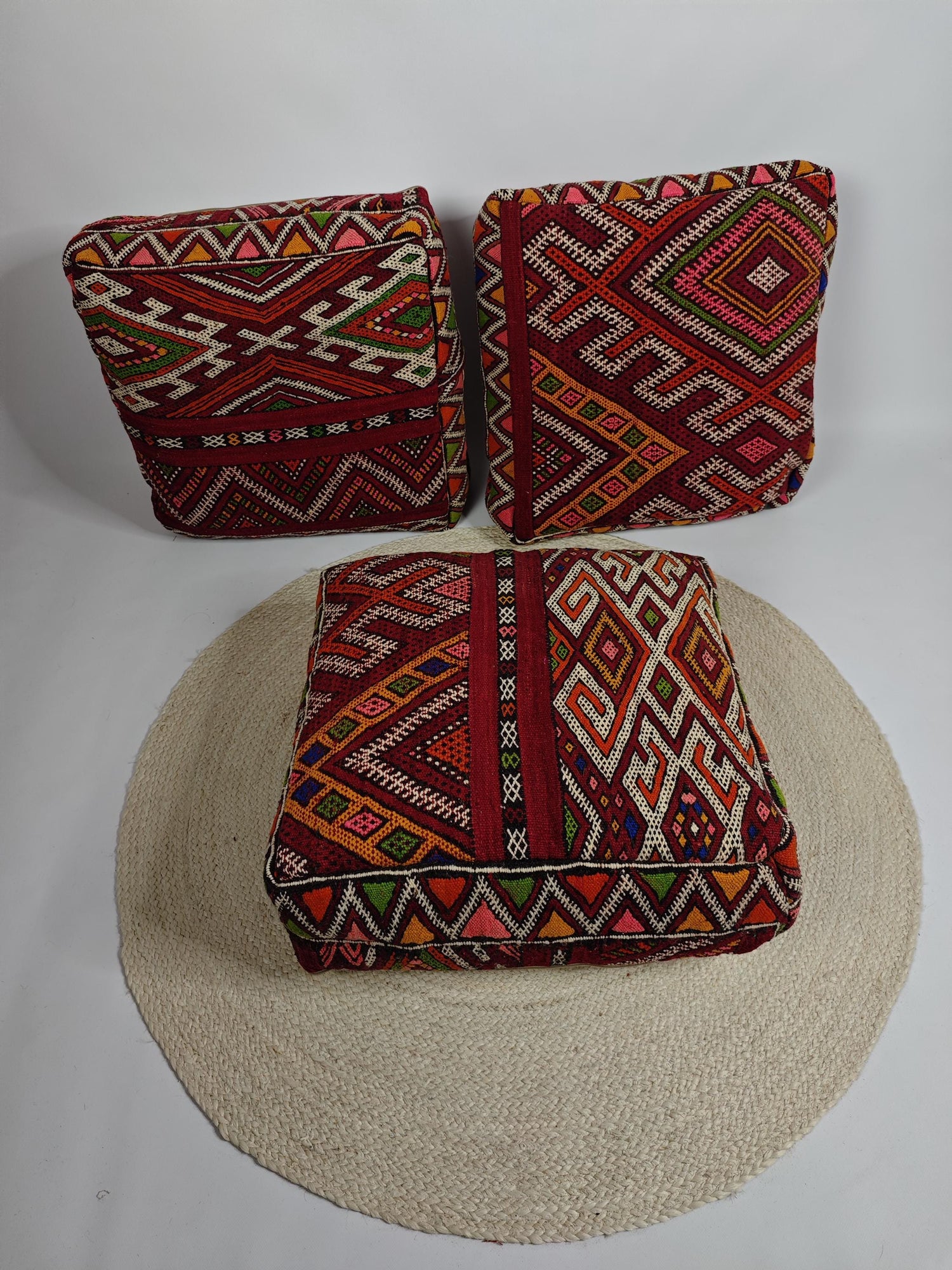 Marokkanischer Pouf, Berber Bodenkissen Rot Burgundy, Boho Sitzkissen aus Wolle, Kelim mit geomerische Amazigh Muster, handarbeit