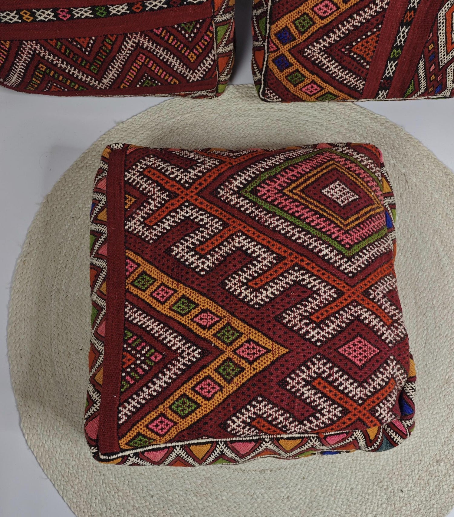 Marokkanischer Pouf, Berber Bodenkissen Rot Burgundy, Boho Sitzkissen aus Wolle, Kelim mit geomerische Amazigh Muster, handarbeit