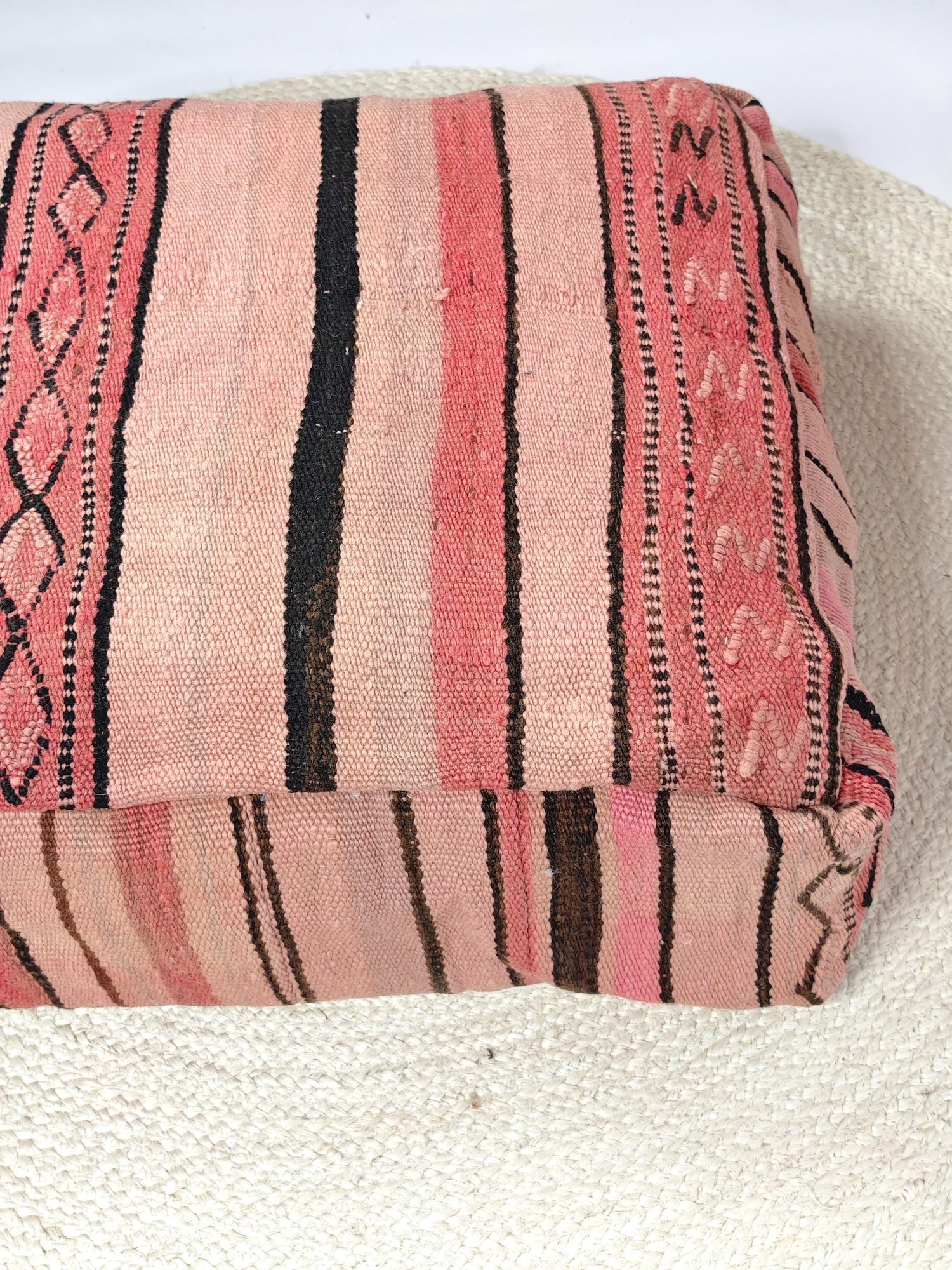 Marokkanischer Pouf mit Streifen Muster, Berber Bodenkissen pink rosa, Boho Sitzkissen aus Wolle, Vintage Kelim Bodenkissen, handarbeit