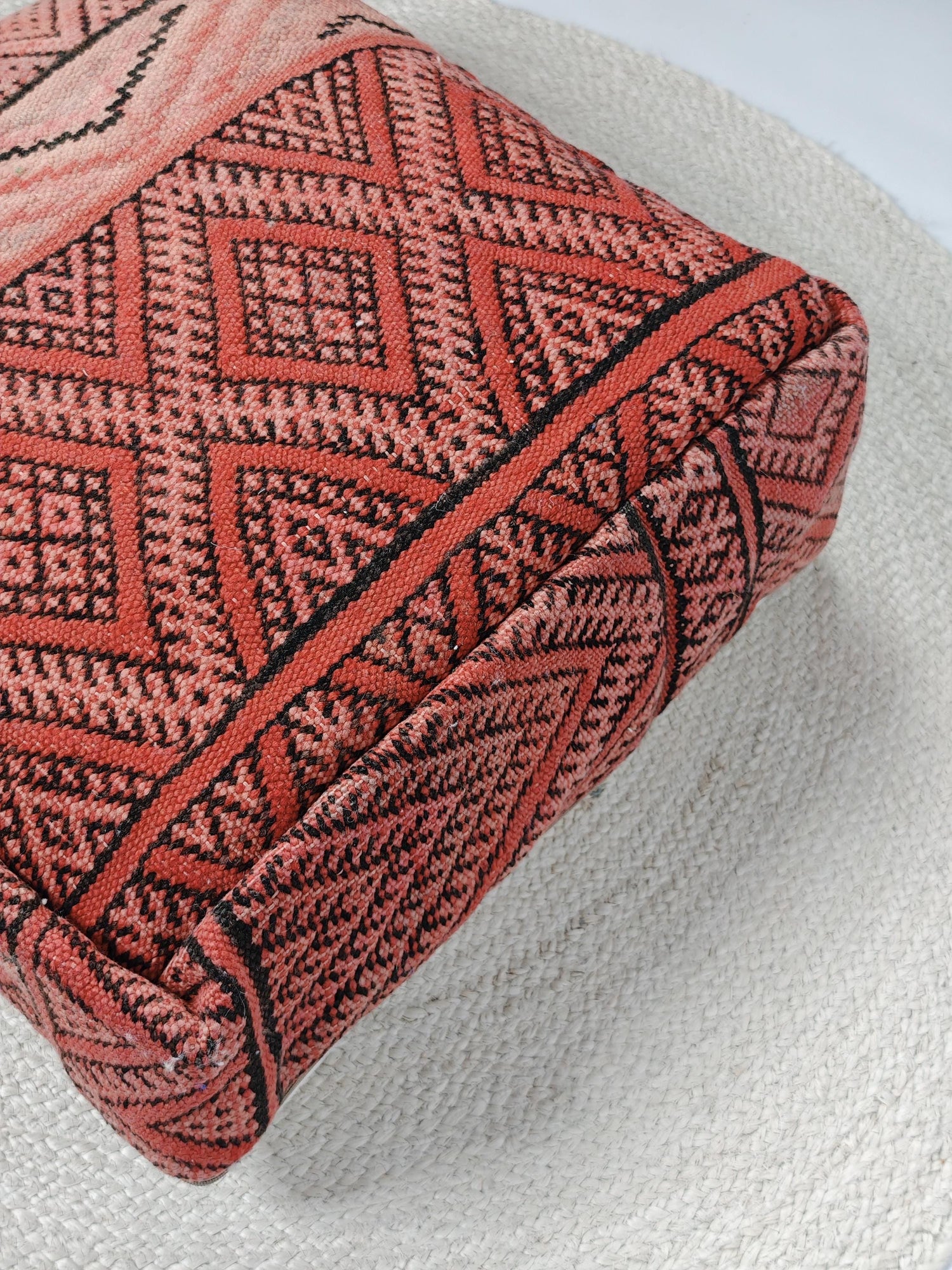 Marokkanischer Pouf, Berber Bodenkissen Pink und Rosa, Boho Sitzkissen aus Wolle, Kelim Bodenkissen, handarbeit