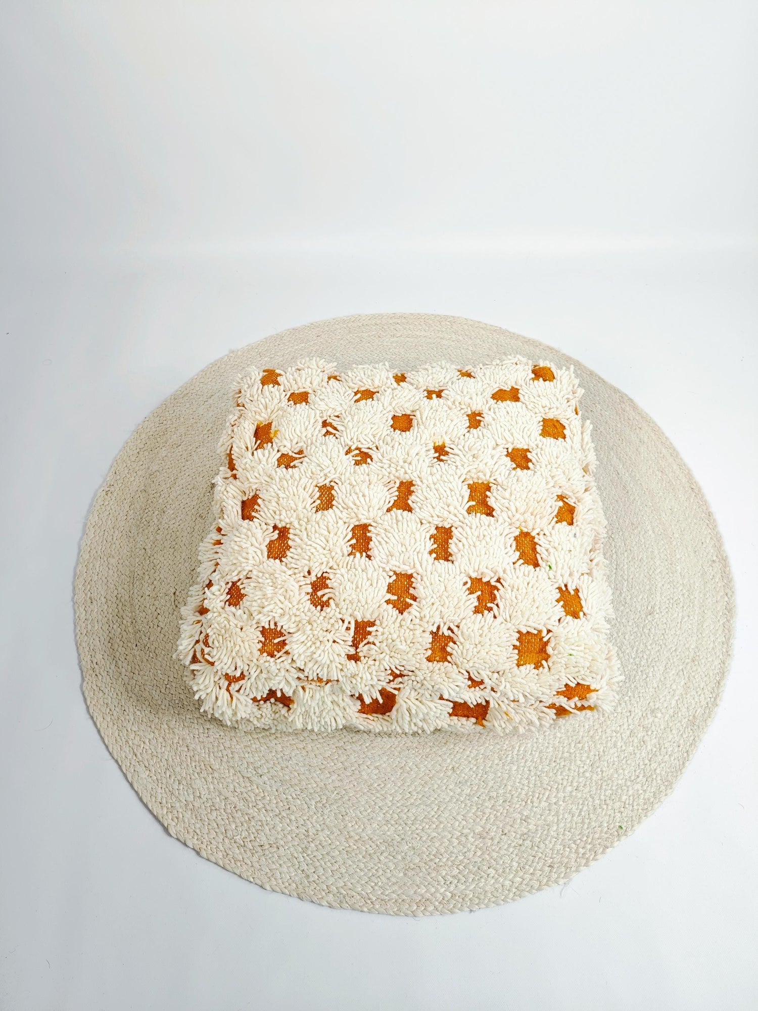 Marokkanischer Pouf, Berber Bodenkissen, Boho Sitzkissen aus Wolle Schachbrettmuster Creme und Orange, Beni Ourain Sitzkissen kariert