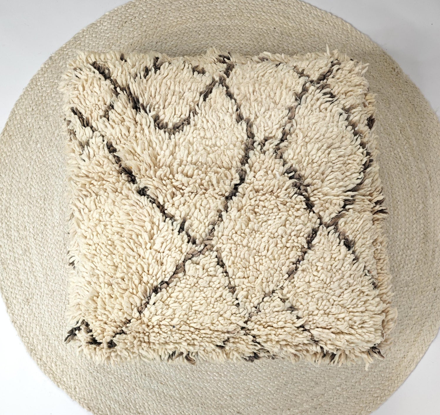 Marokkanischer Beni Ourain Pouf, Berber Bodenkissen, Boho Sitzkissen aus Wolle creme und braun, Vintage Kissen