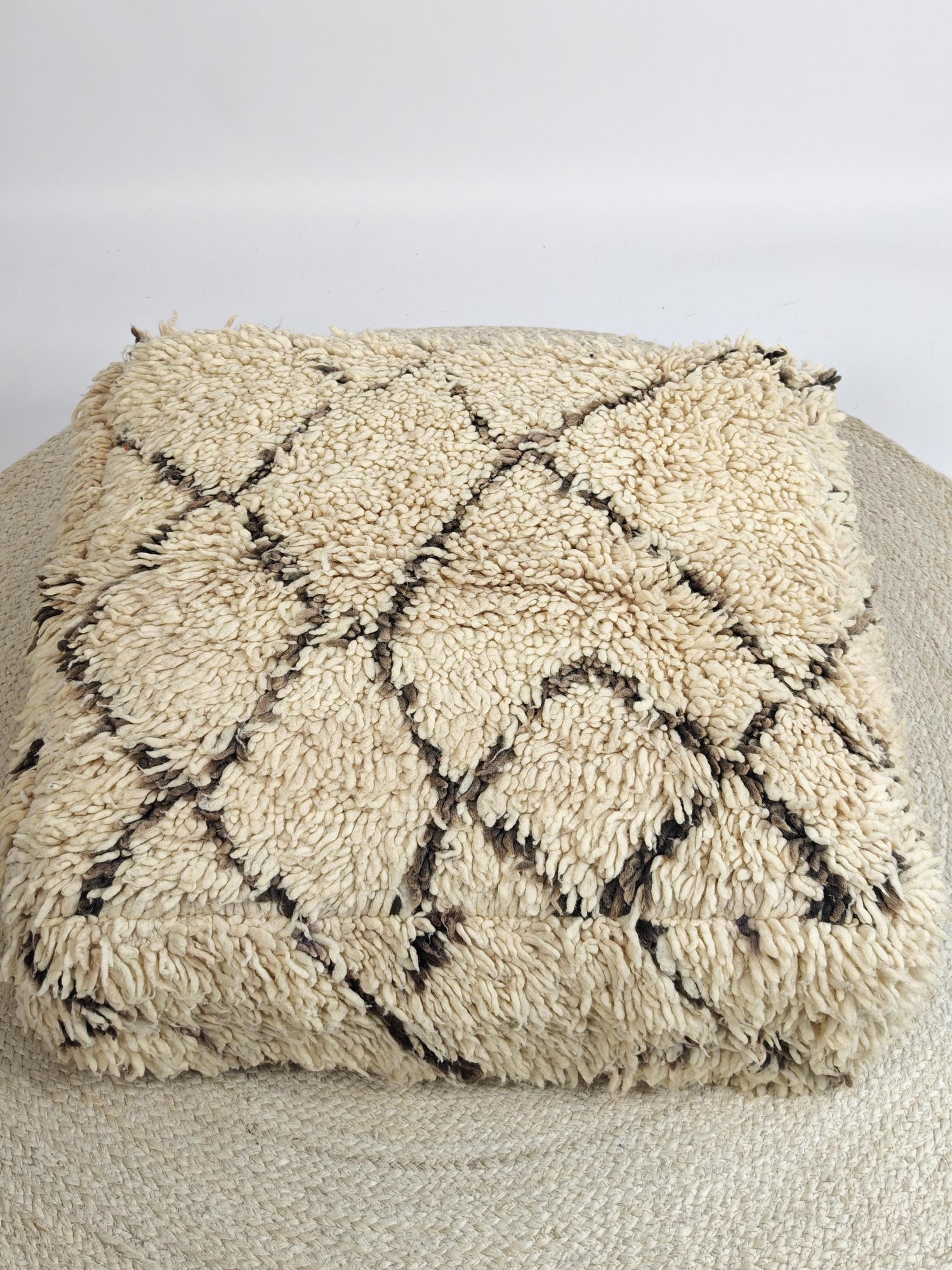 Marokkanischer Beni Ourain Pouf, Berber Bodenkissen, Boho Sitzkissen aus Wolle creme und braun, Vintage Kissen