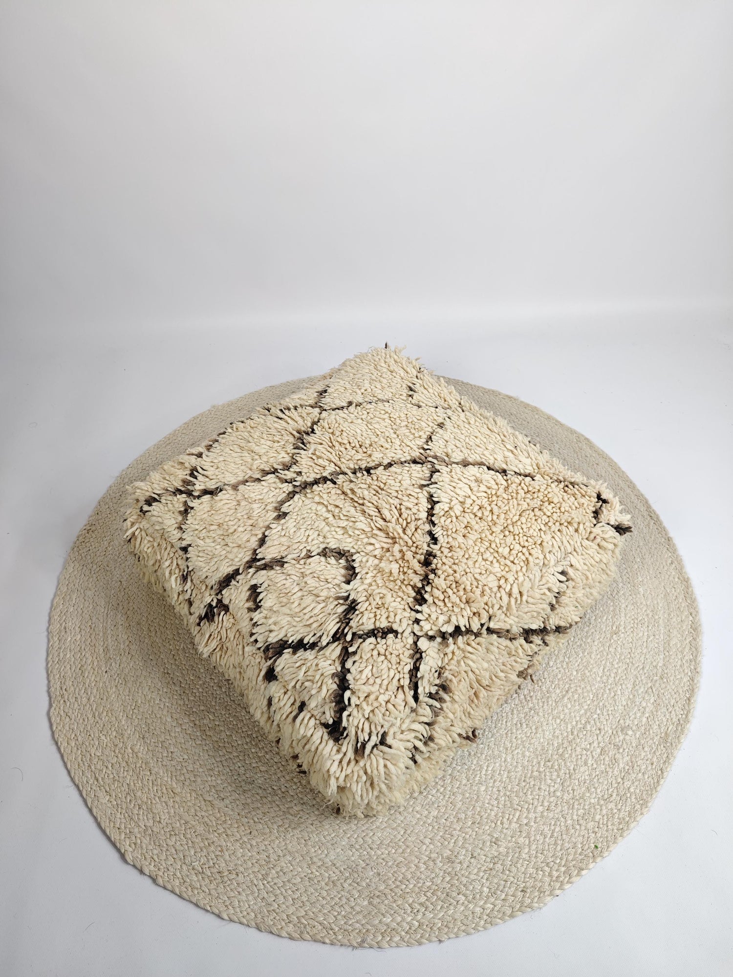 Marokkanischer Beni Ourain Pouf, Berber Bodenkissen, Boho Sitzkissen aus Wolle creme und braun, Vintage Kissen