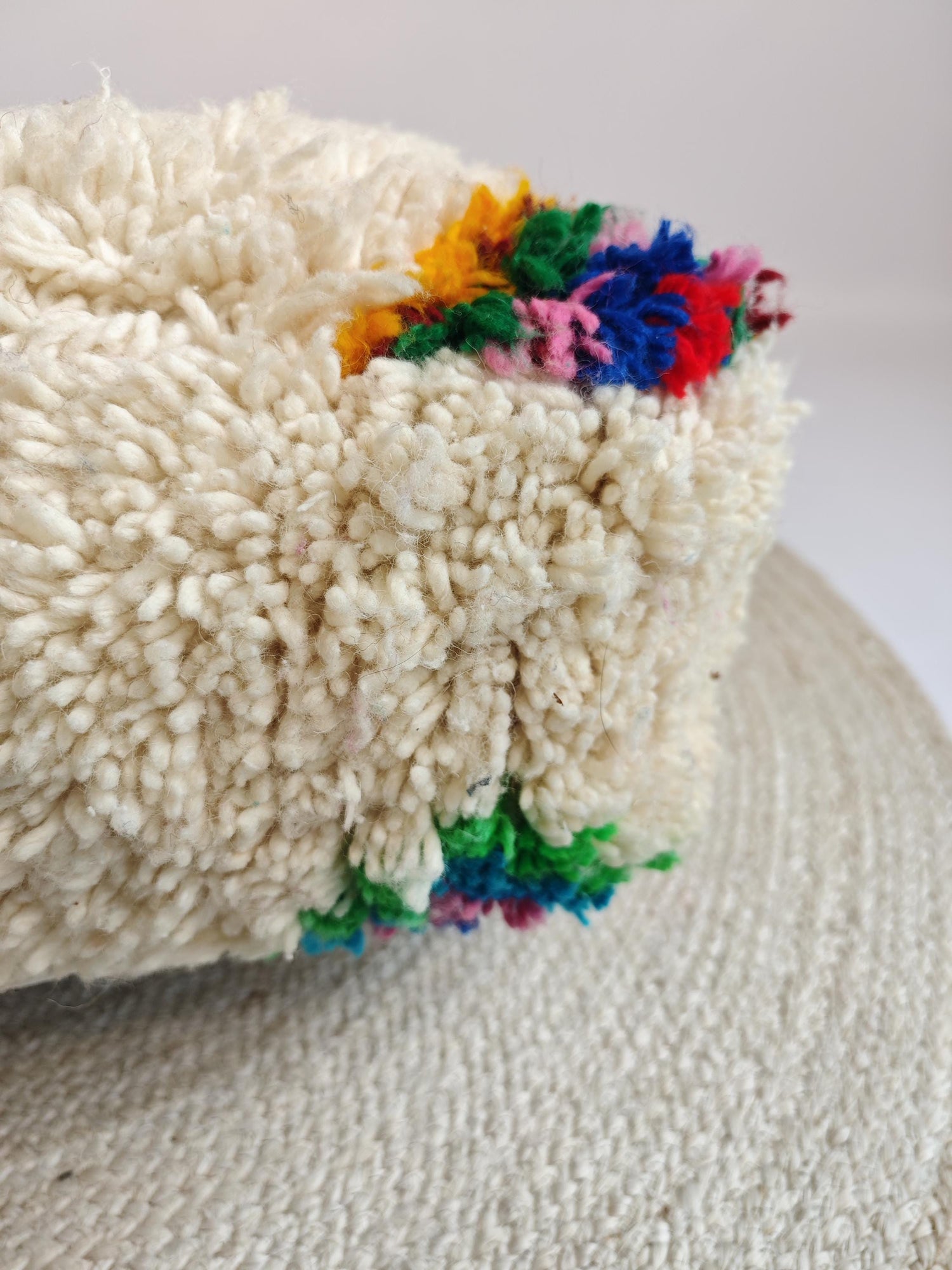 Marokkanischer Beni Ourain Pouf, Berber Bodenkissen geometrische Muster, Boho Sitzkissen aus Wolle bunt regenbogen, Vintage