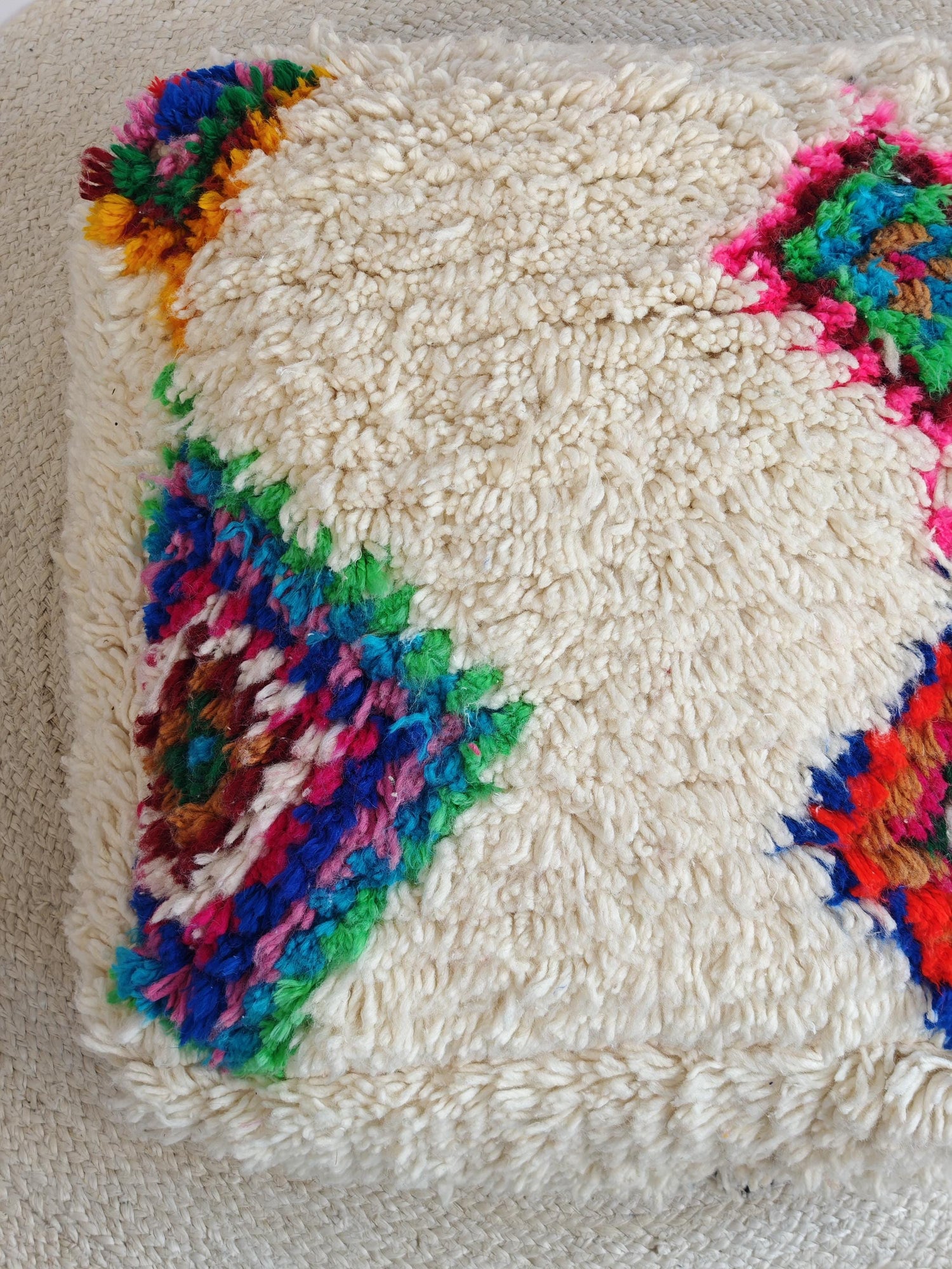 Marokkanischer Beni Ourain Pouf, Berber Bodenkissen geometrische Muster, Boho Sitzkissen aus Wolle bunt regenbogen, Vintage