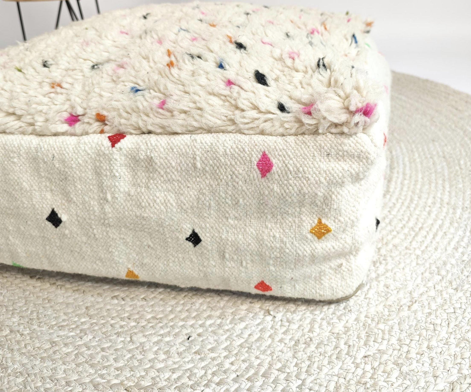 Marokkanischer Beni Ourain Pouf, Berber Bodenkissen, kleine Punkte, Boho Sitzkissen aus Wolle bunt regenbogen, Vintage