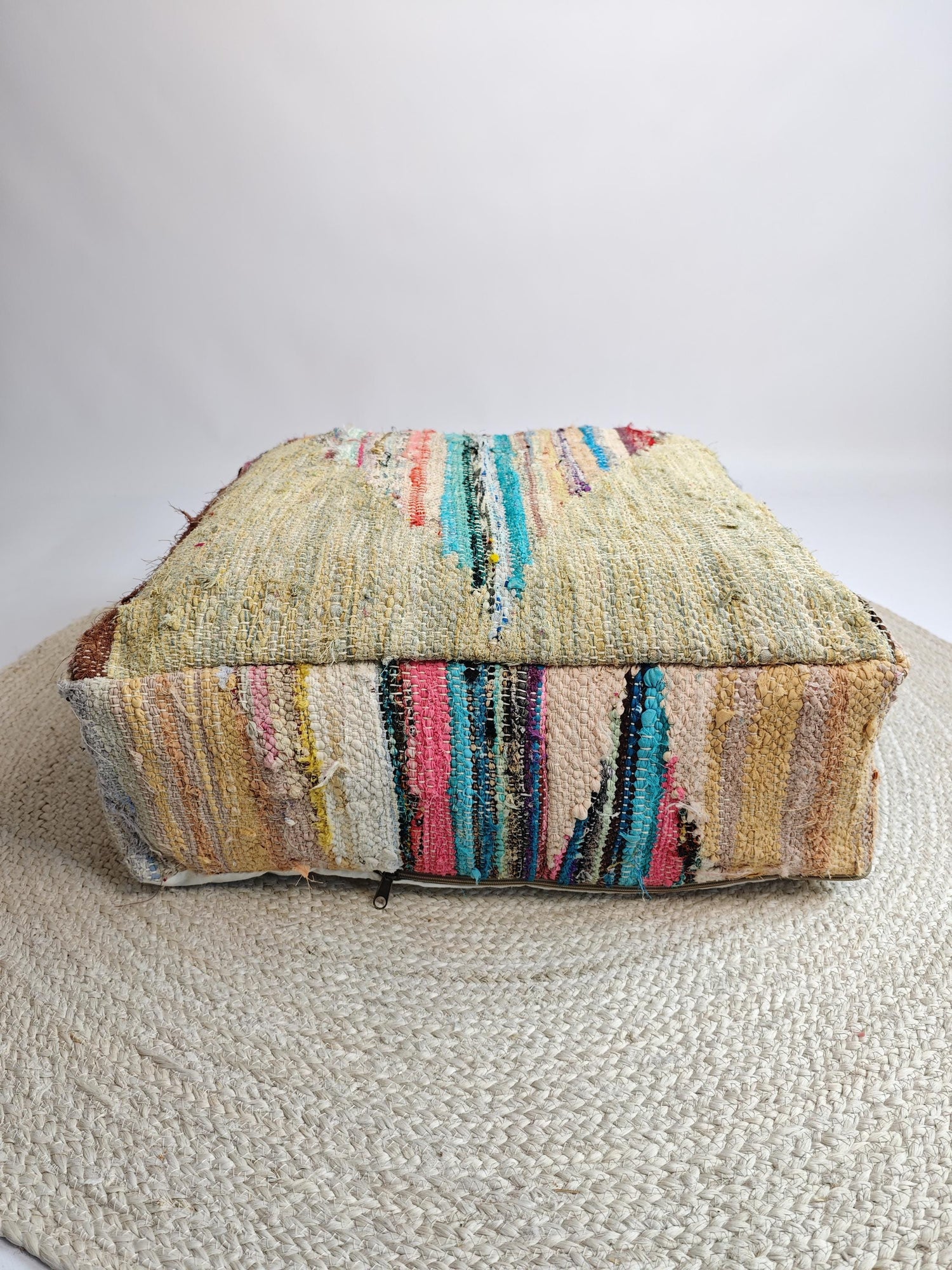Cocosy Premium Collection - Marokkanischer Pouf mit geometrischen Muster, Upcyling Pouf aus Stoffresten, Boho Sitzkissen, Unikat
