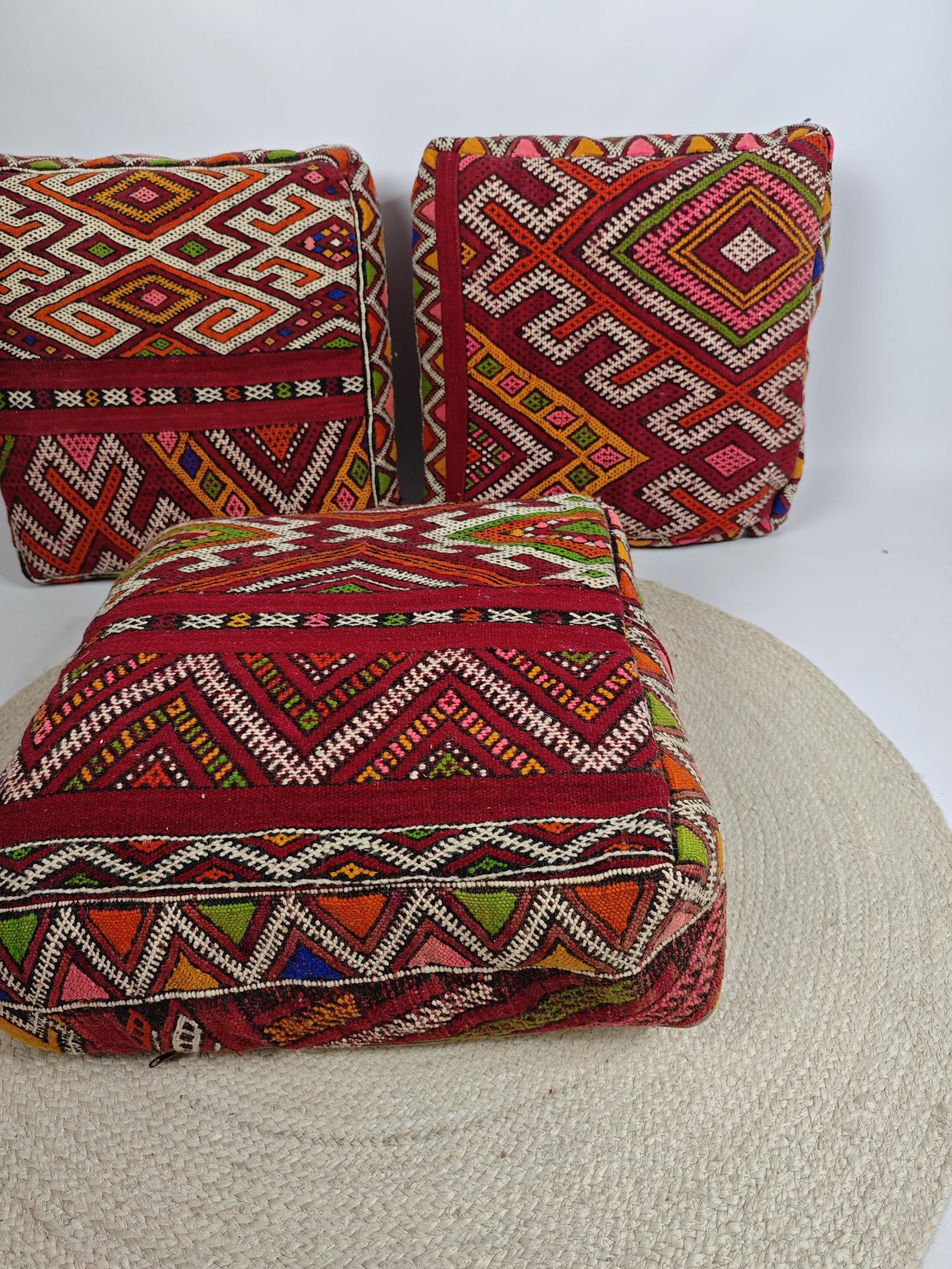 Marokkanischer Pouf, Berber Bodenkissen Rot Burgundy, Boho Sitzkissen aus Wolle, Kelim mit geomerische Amazigh Muster, handarbeit