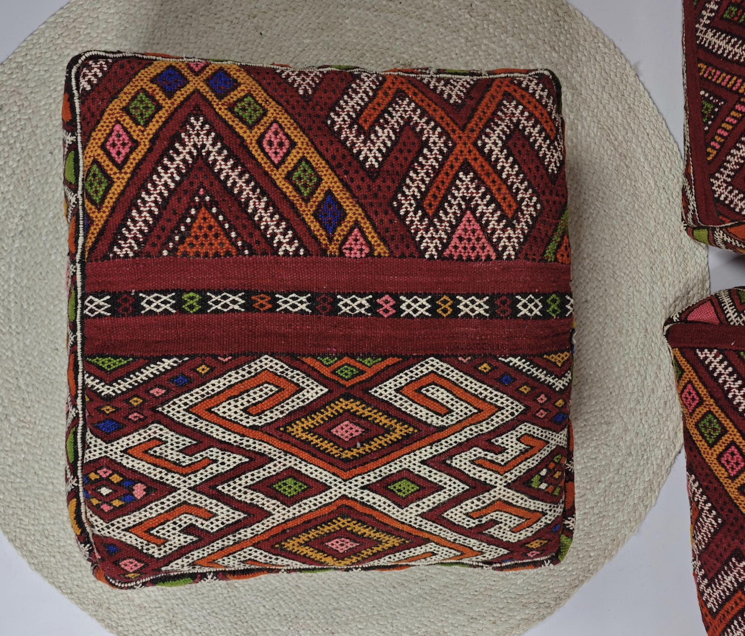 Marokkanischer Pouf, Berber Bodenkissen Rot Burgundy, Boho Sitzkissen aus Wolle, Kelim mit geomerische Amazigh Muster, handarbeit
