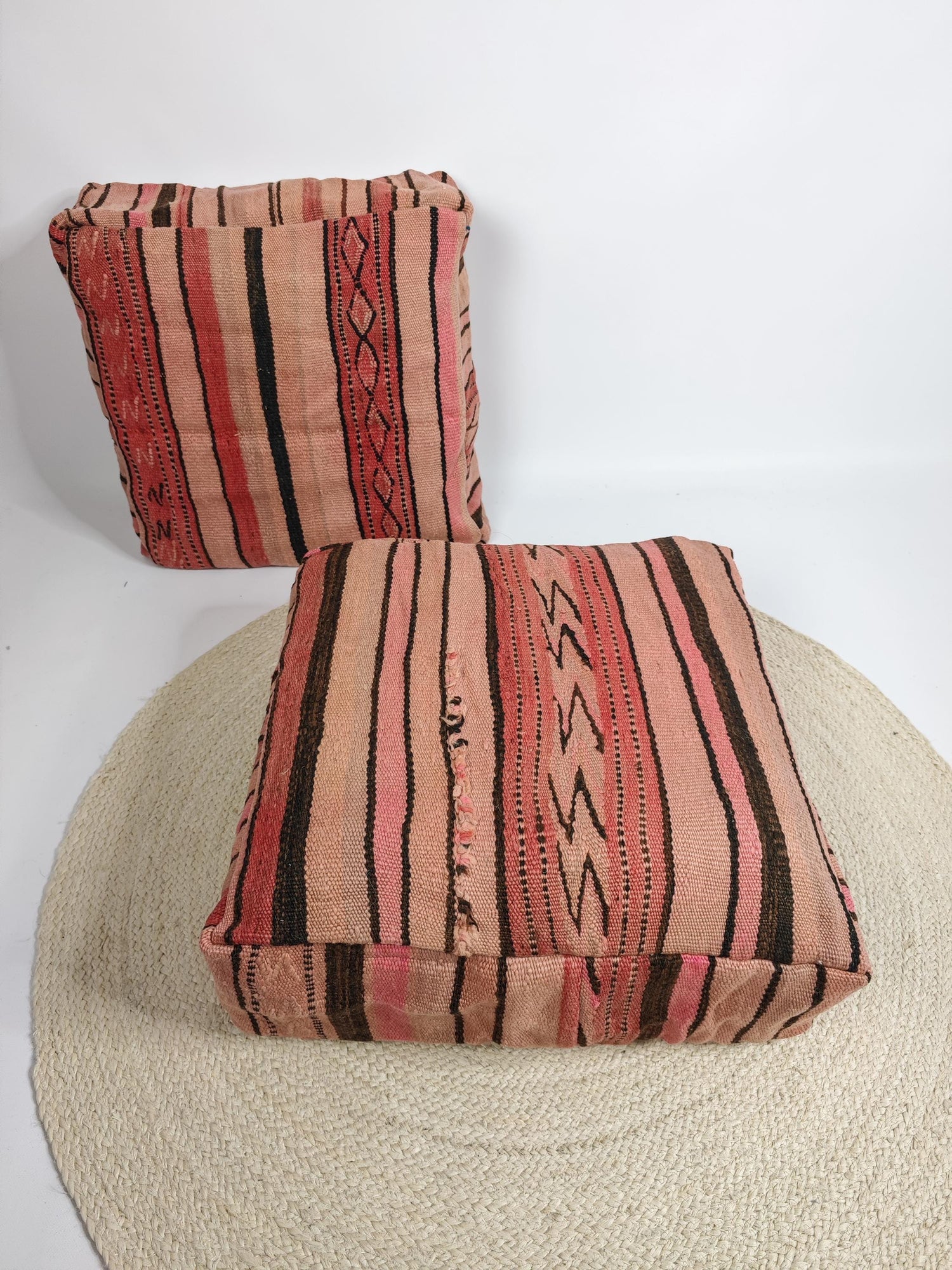 Marokkanischer Pouf mit Streifen Muster, Berber Bodenkissen pink rosa, Boho Sitzkissen aus Wolle, Vintage Kelim Bodenkissen, handarbeit