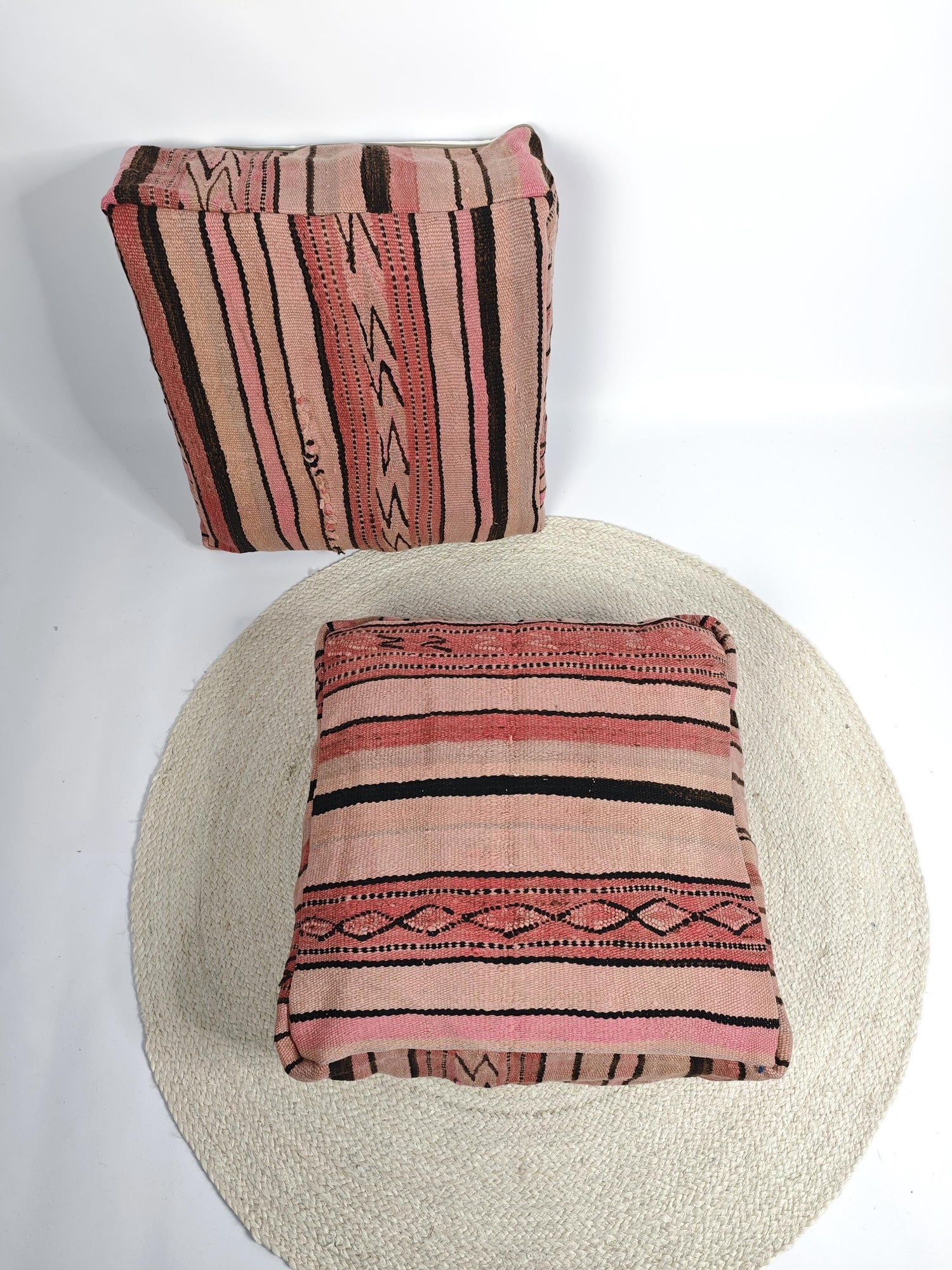 Marokkanischer Pouf mit Streifen Muster, Berber Bodenkissen pink rosa, Boho Sitzkissen aus Wolle, Vintage Kelim Bodenkissen, handarbeit