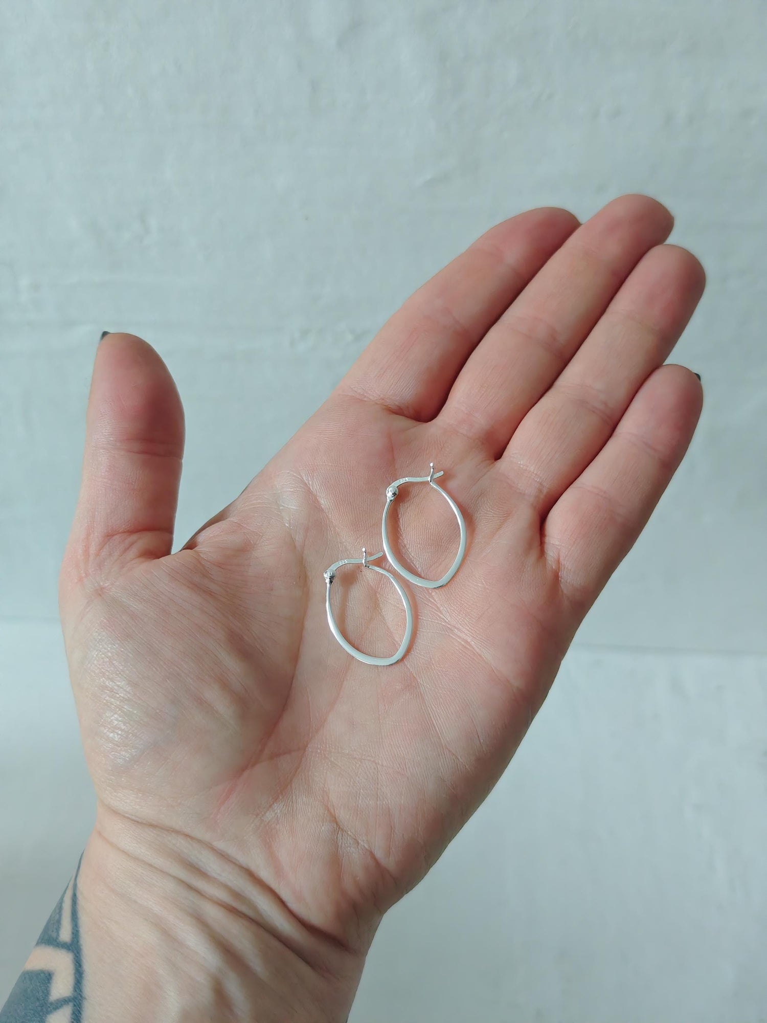 Flache Ovale Creolen aus 925 Silber, Kleine Minimalistische Ohrringe vergoldet