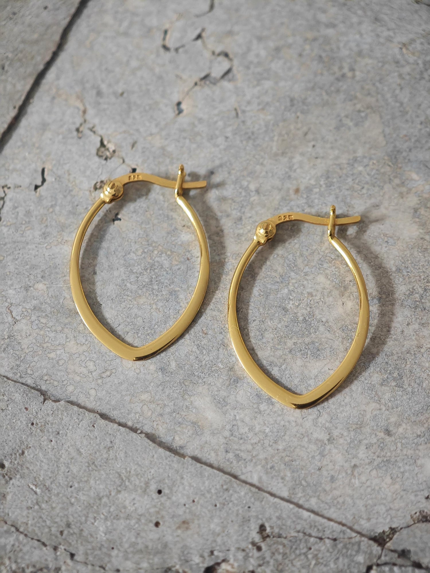 Flache Ovale Creolen aus 925 Silber, Kleine Minimalistische Ohrringe vergoldet