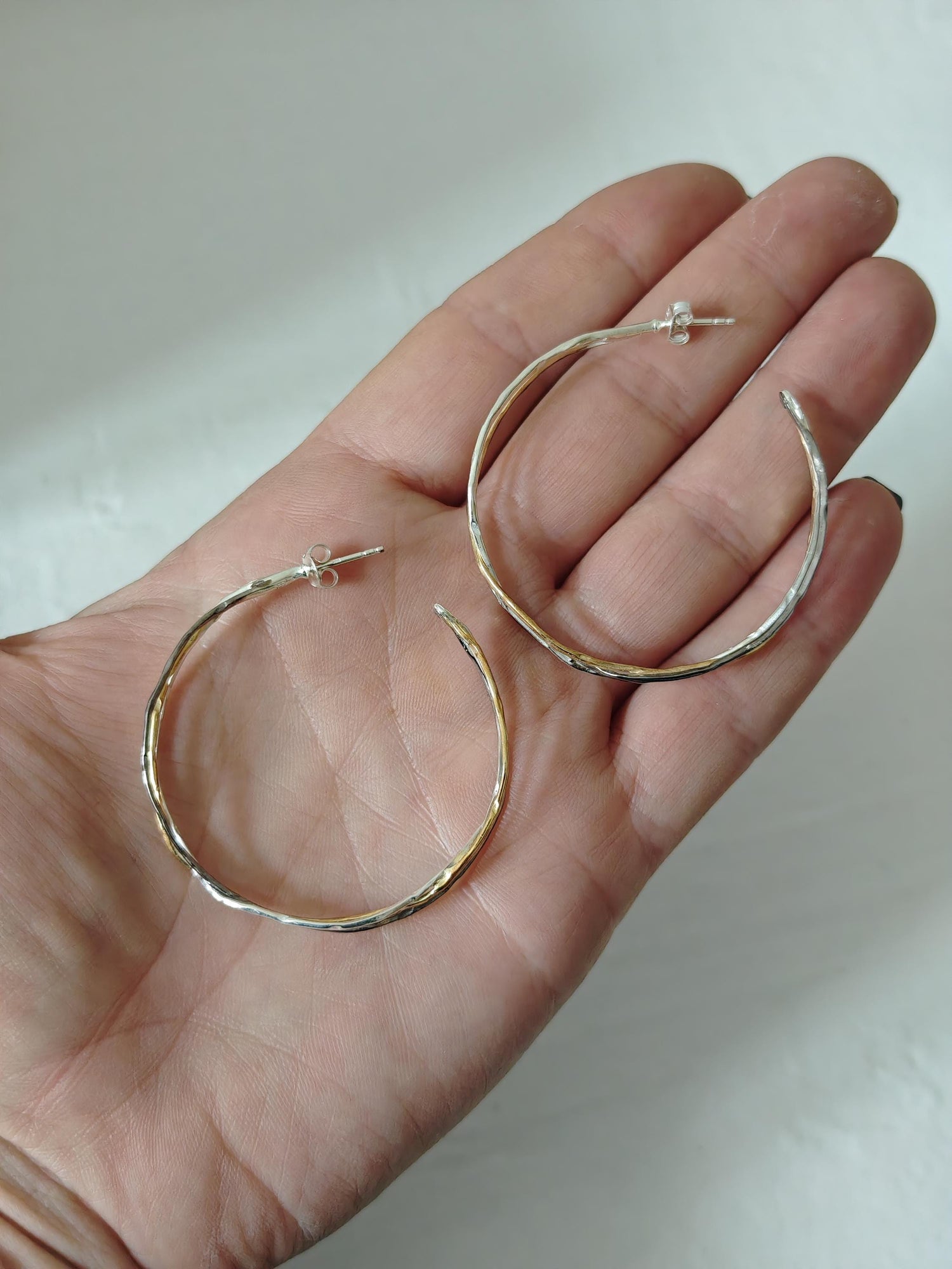 Statement Twisted Tricolor Creolen, 925 Silber Ohrringe gold, silber und  schwarz rhodiniert, handgefertigt