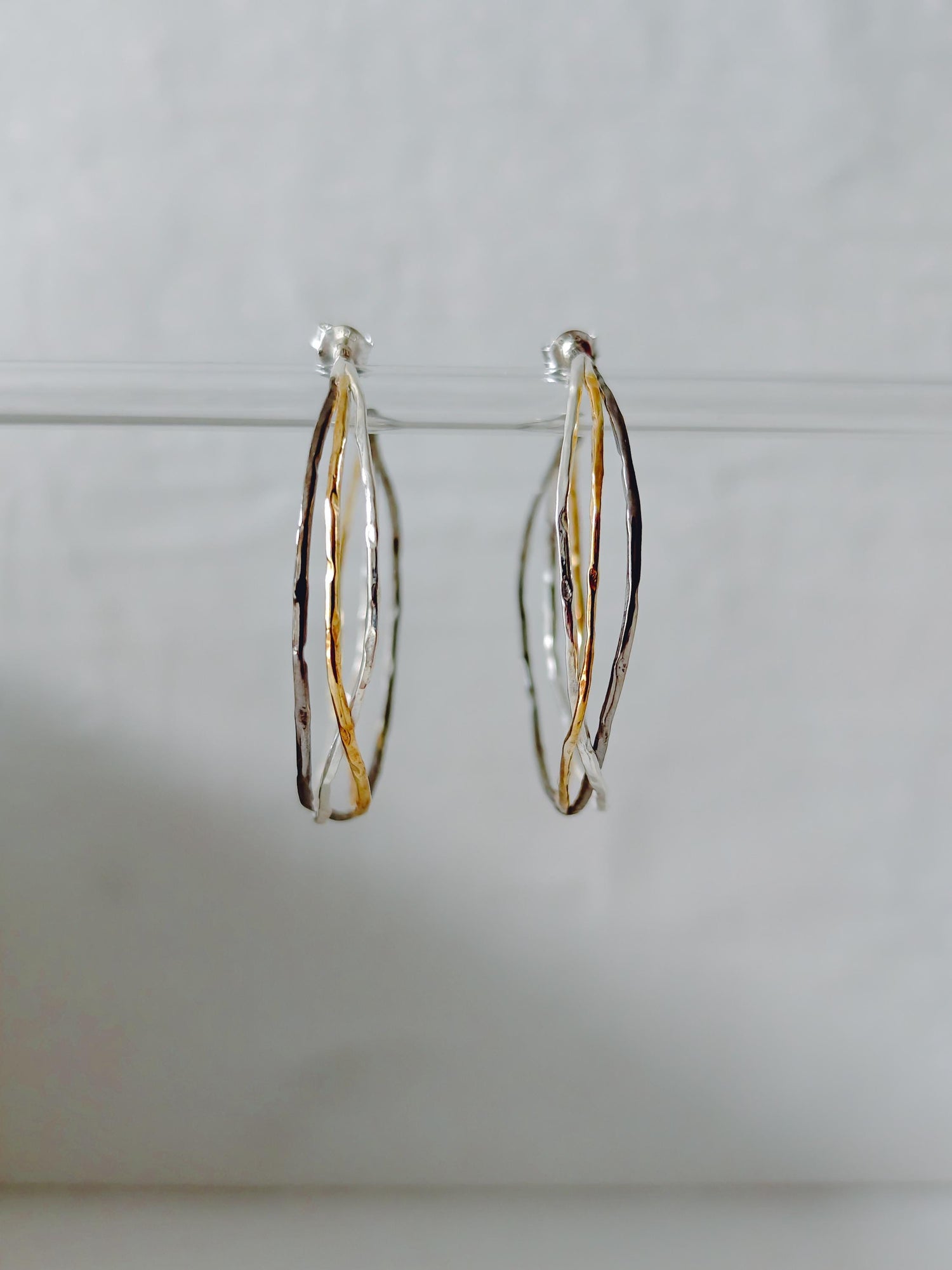 Statement Twisted Tricolor Creolen, 925 Silber Ohrringe gold, silber und  schwarz rhodiniert, handgefertigt