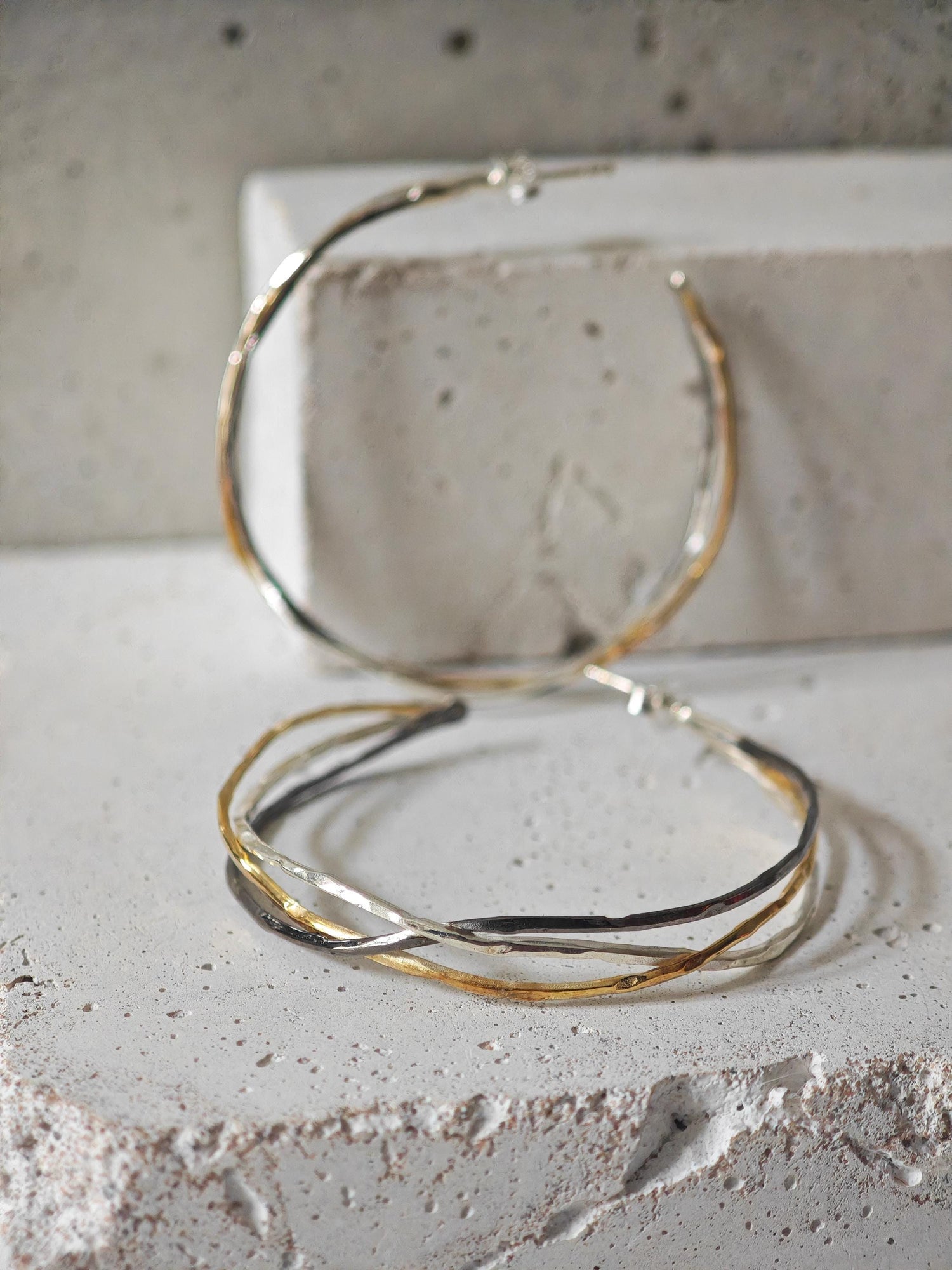 Statement Twisted Tricolor Creolen, 925 Silber Ohrringe gold, silber und  schwarz rhodiniert, handgefertigt