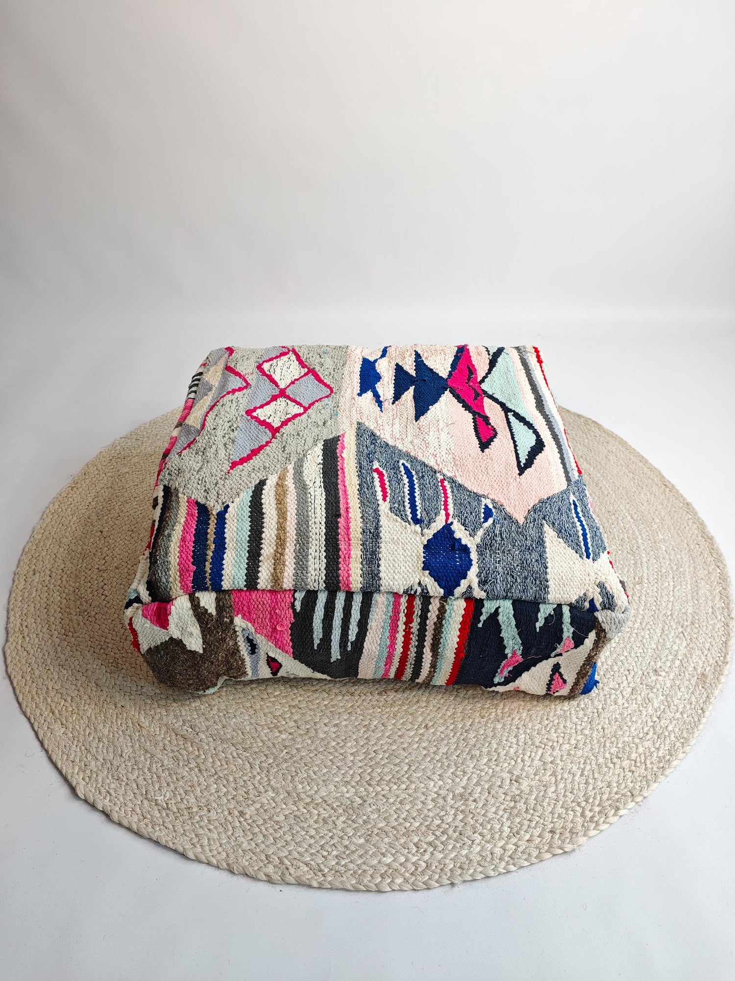 Pouf Cocosy Premium Collection - Marokkanischer Pouf mit geometrischen Muster, Upcyling Pouf aus Stoffresten, Boho Sitzkissen, Unikat