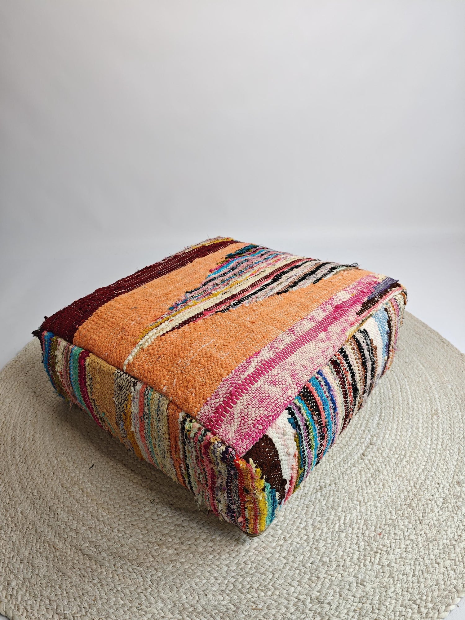 Cocosy Premium Collection - Marokkanischer Pouf mit geometrischen Muster, Upcyling Pouf aus Stoffresten, Boho Sitzkissen, Unikat